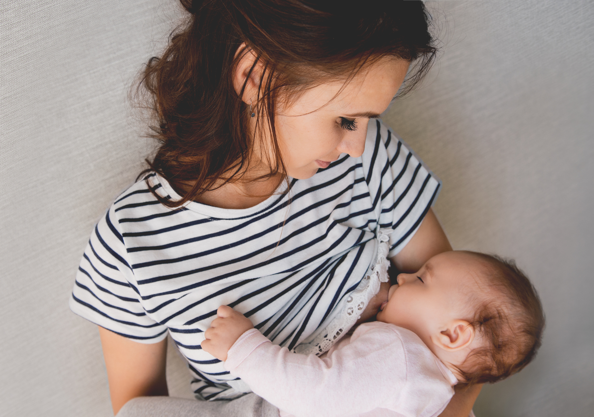 mom-breastfeeding-baby