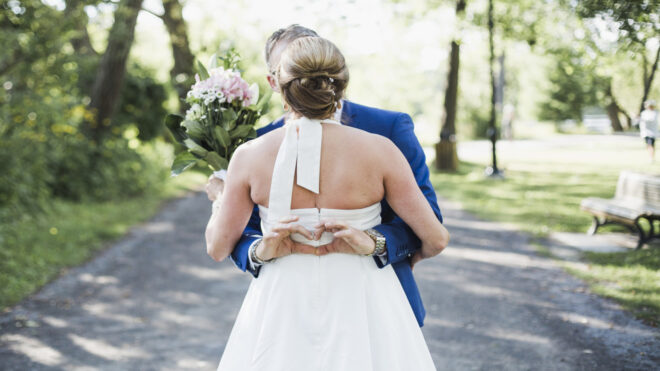 couple-kissing