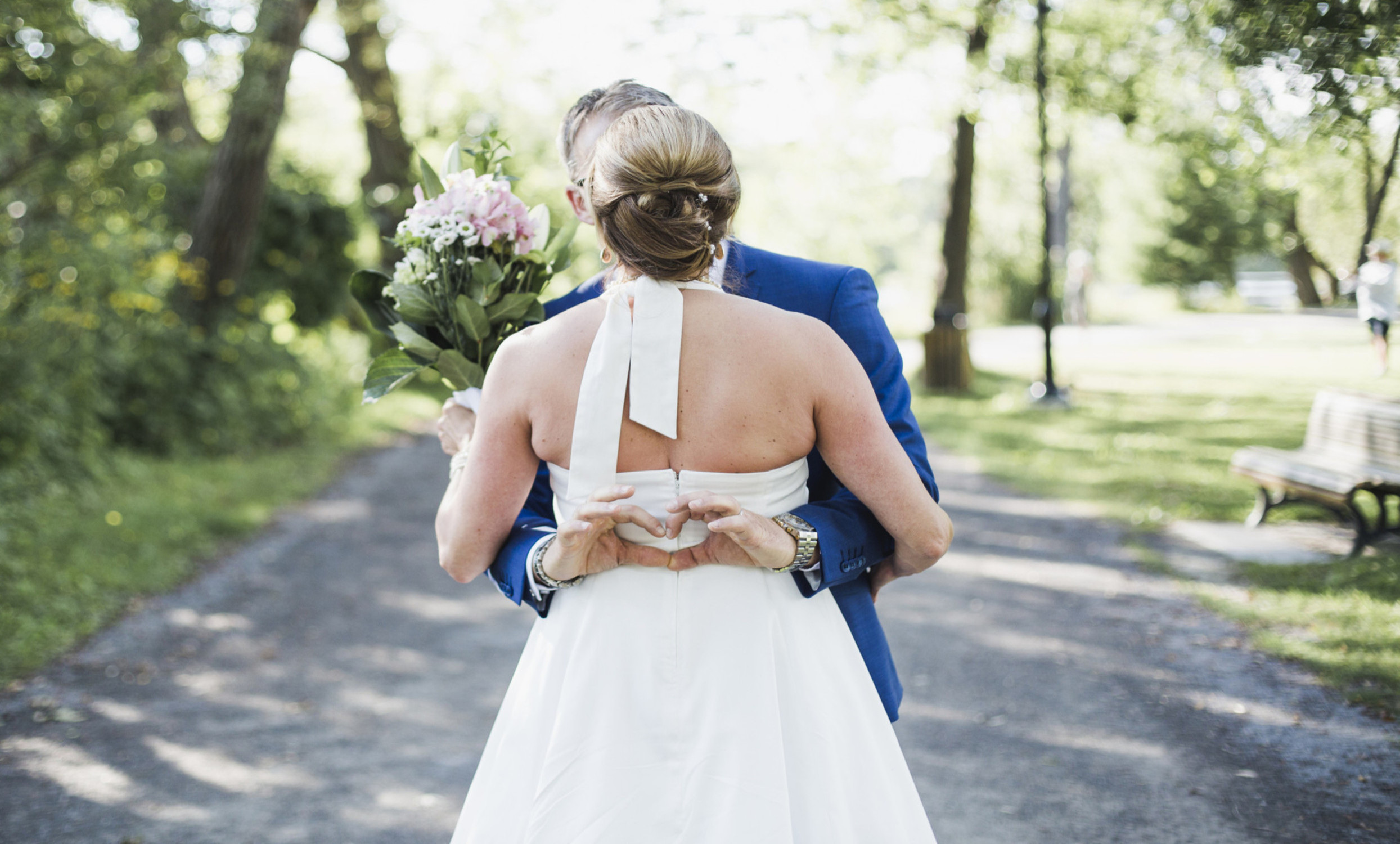 couple-kissing