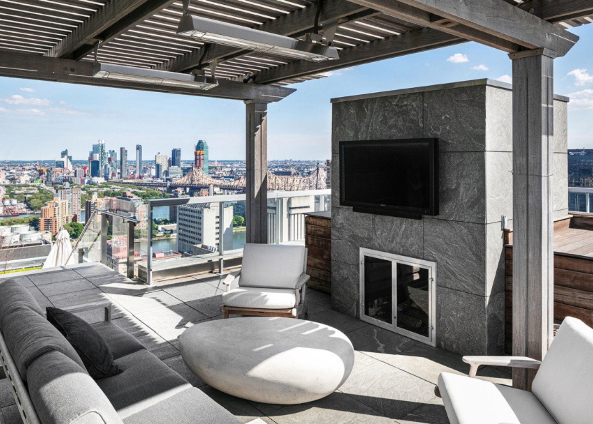 jennifer_lawrence_home_outside_lounge.jpg