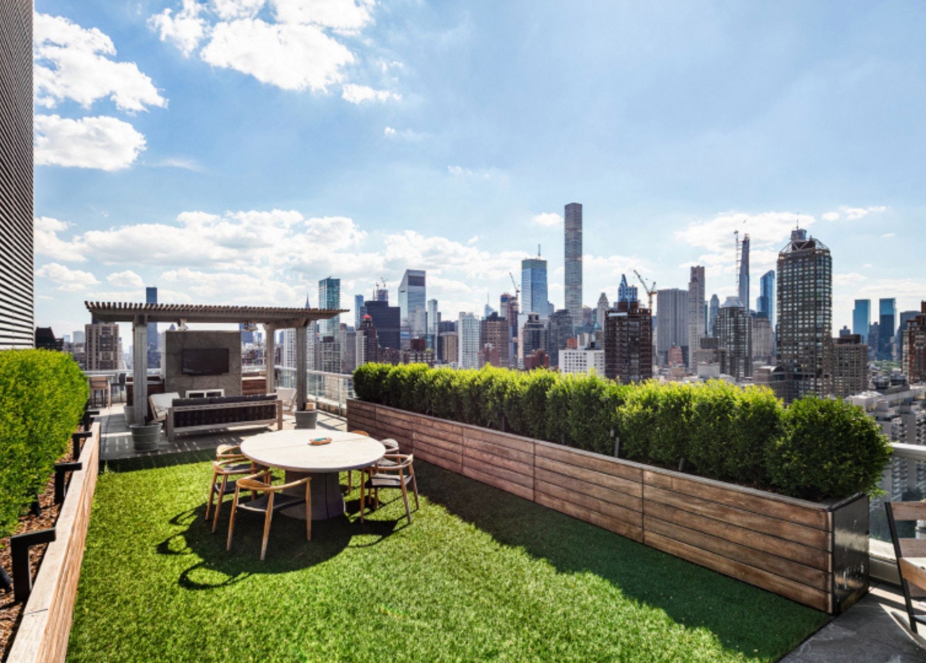 jennifer_lawrence_home_outside_roof.jpg
