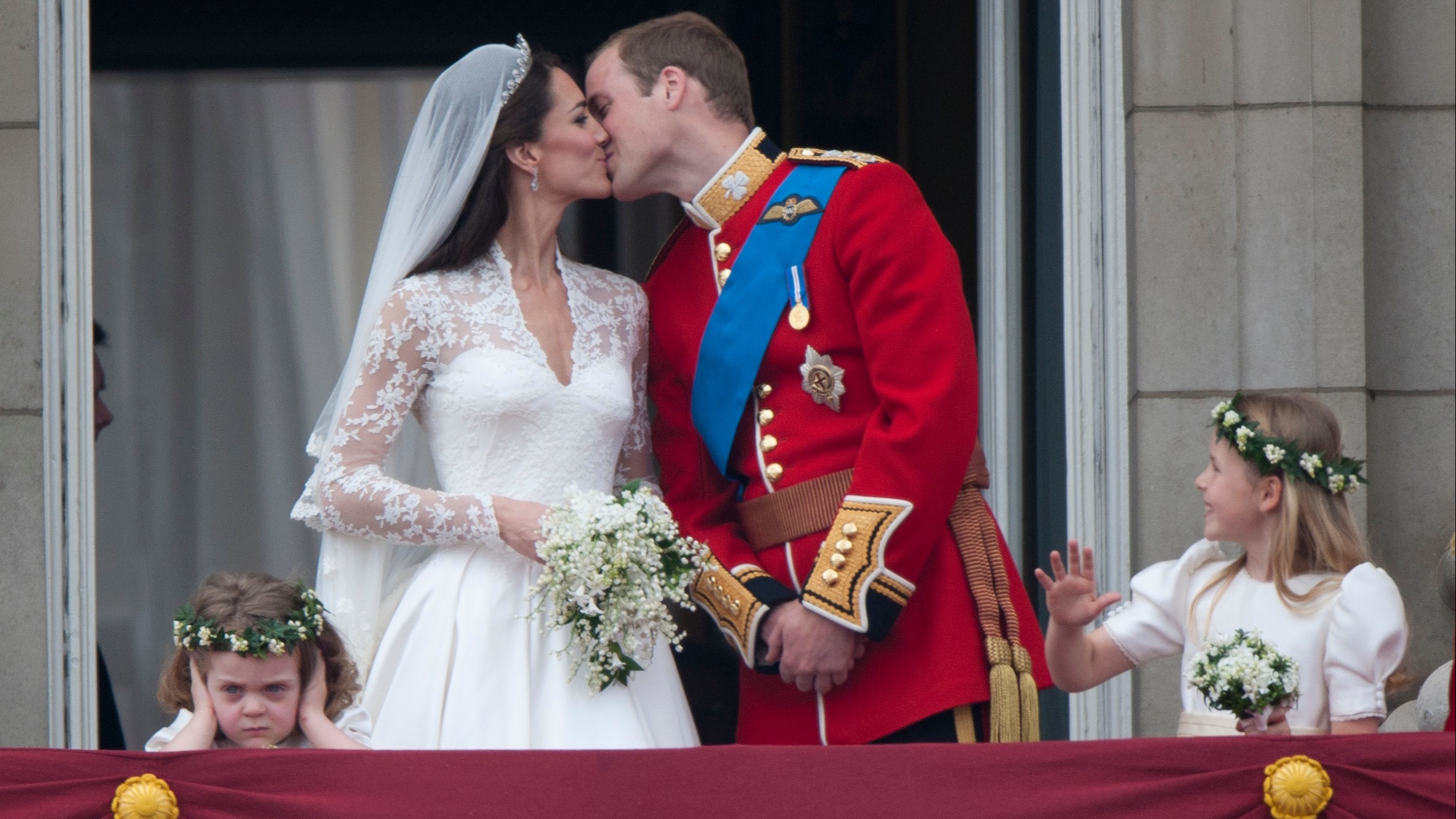 kate william wedding balcony kiss