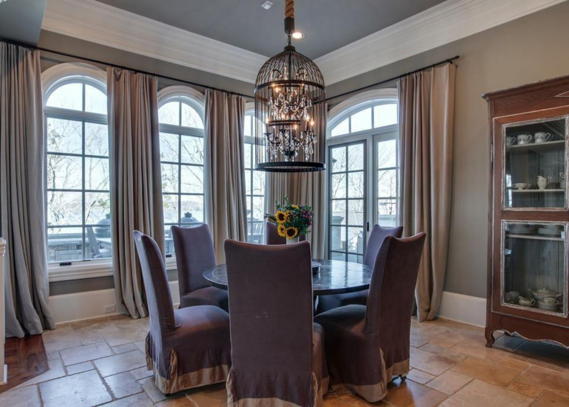 kelly_clarkson_home_breakfast_table.jpg
