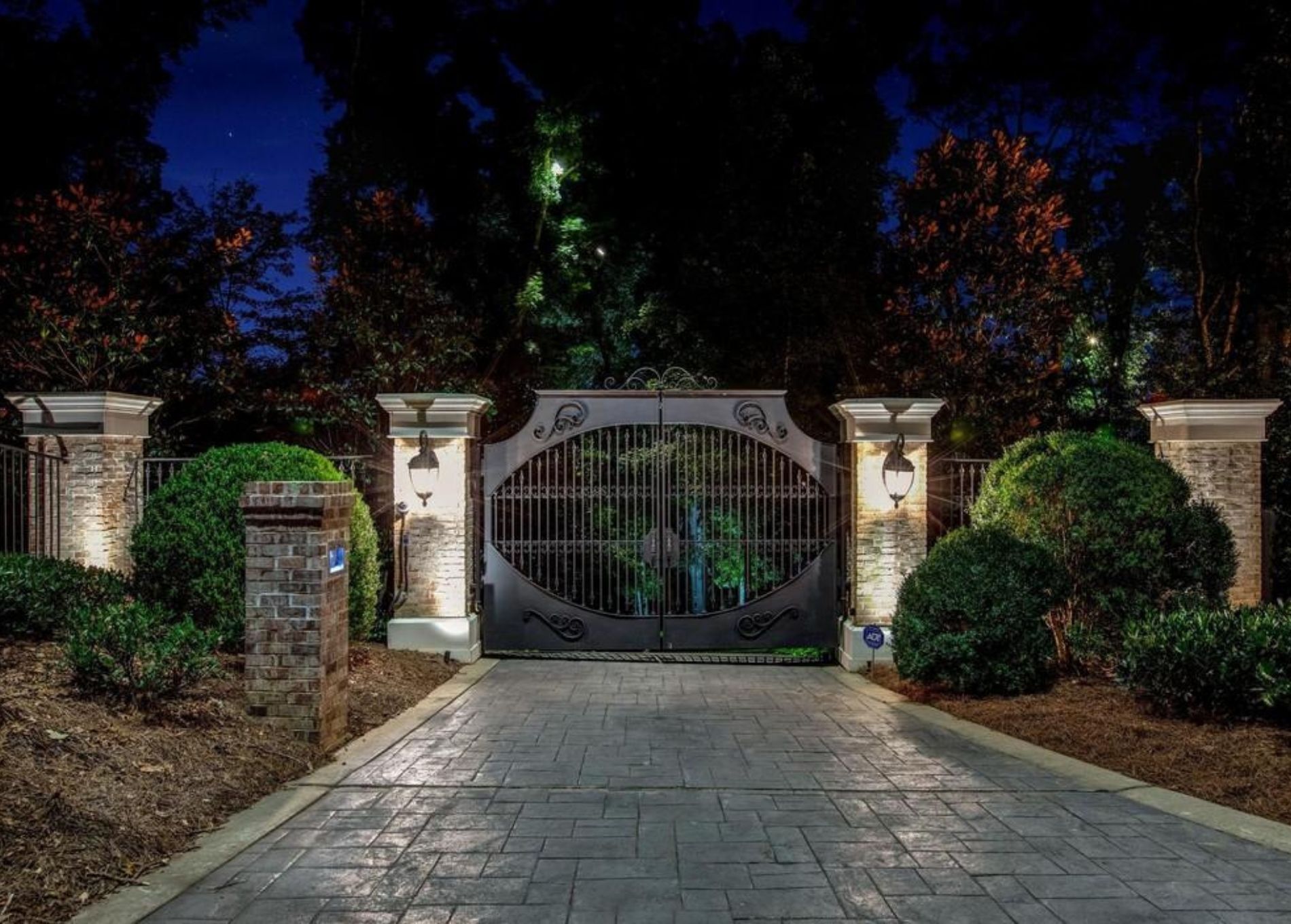 kelly_clarkson_home_front_gate.jpg