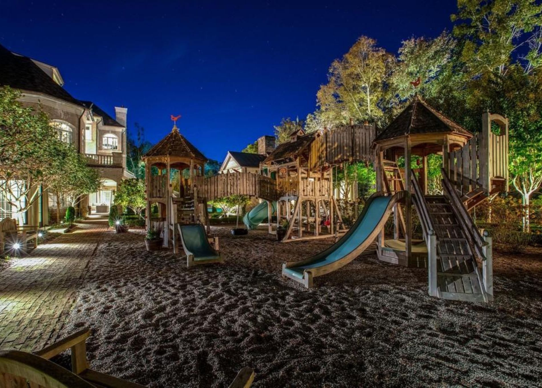 kelly_clarkson_home_playground.jpg