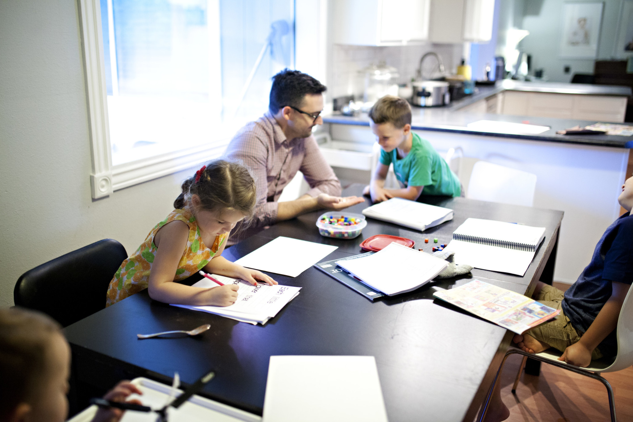 kids-doing-math-problems-at-the-kitchen-table-at-home-with-dad_t20_EOmAx8.jpg