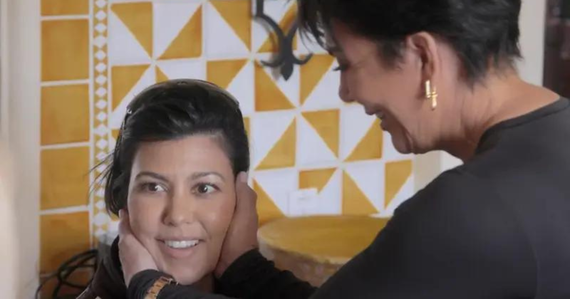 kris_jenner_kourtney_kardashian__1.png