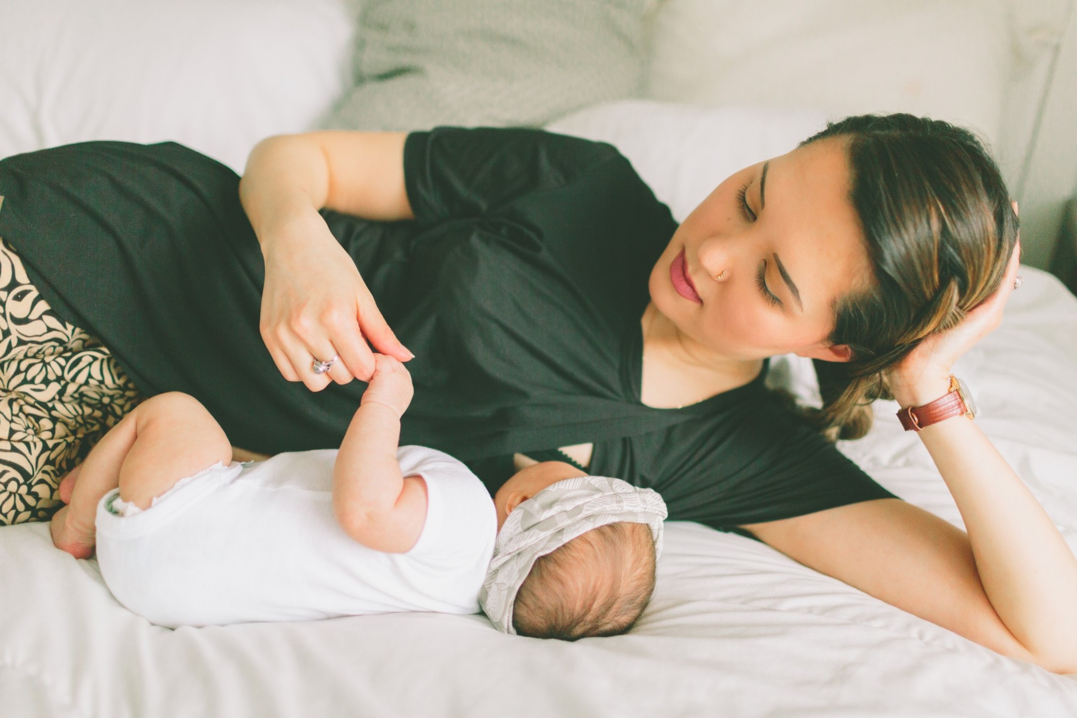 love-baby-nursing-beautiful-home-young-woman-breastfeeding-in-bed_t20_W7OxV4.jpg