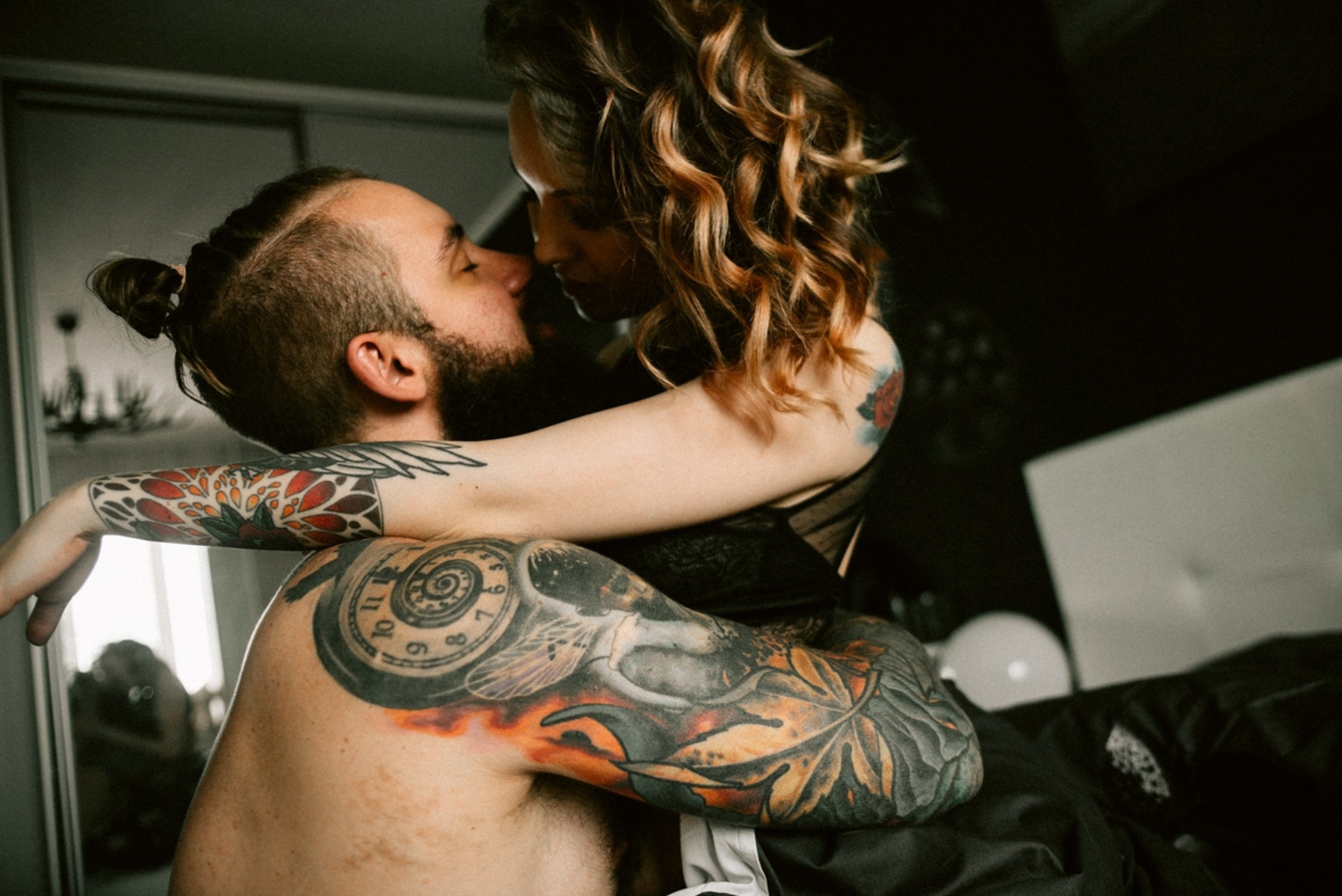 man-and-girl-with-tattoo-have-a-love-in-bed_t20_e9PkBv.jpg