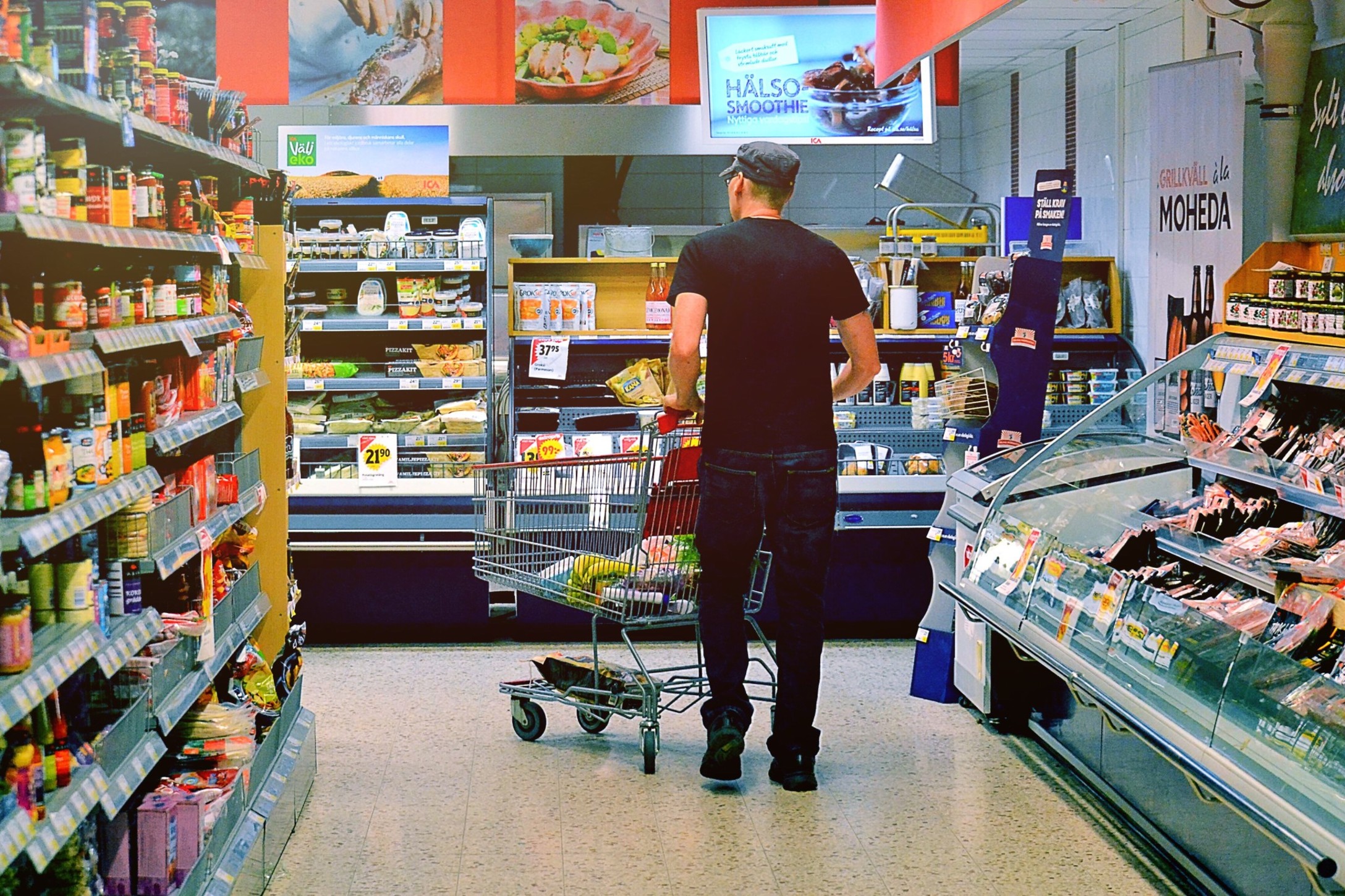 man-at-the-supermarket-nominated_t20_X2994z.jpg