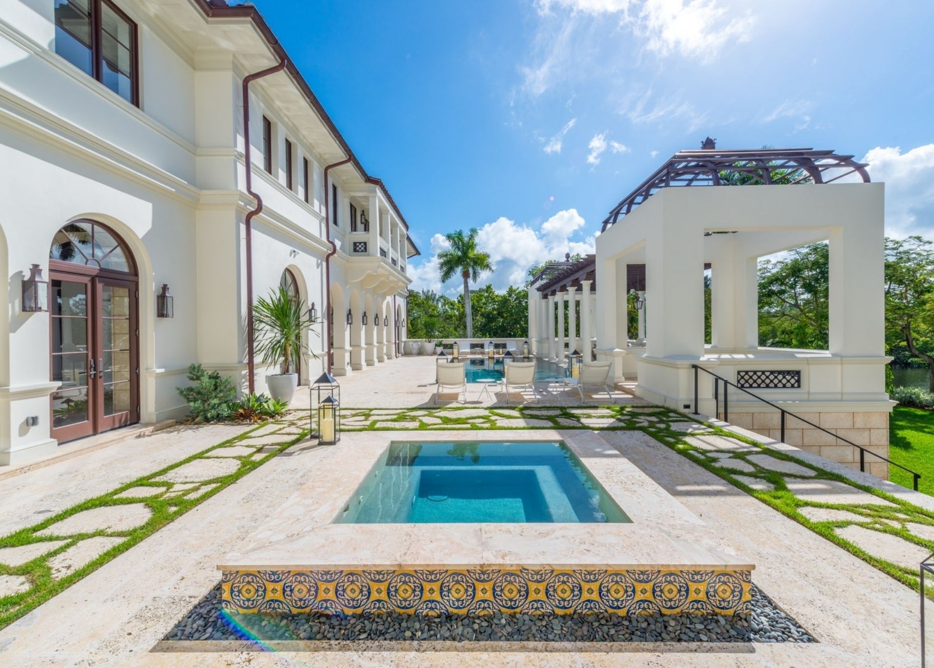 marc_anthony_home_back_court_yard.jpg