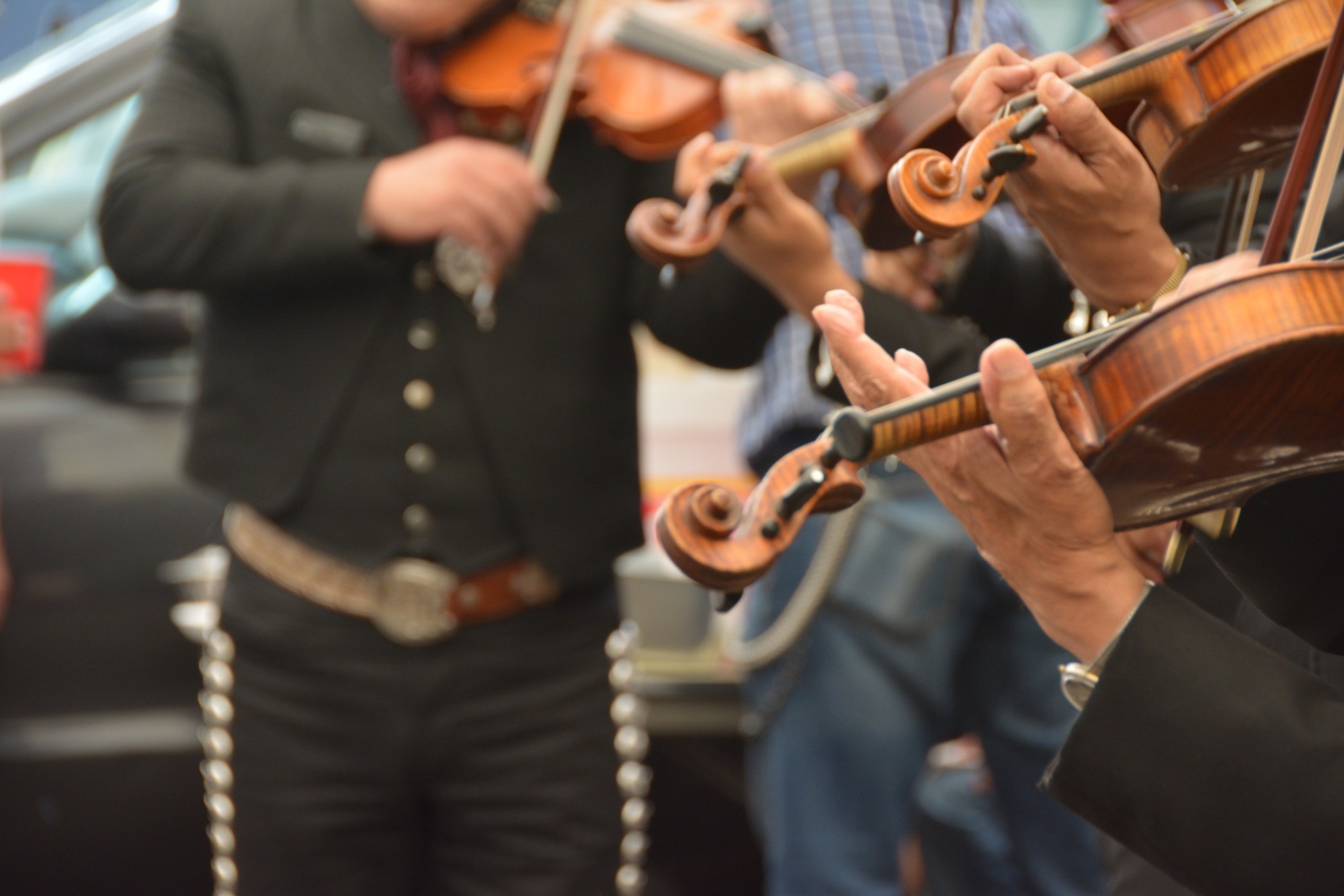 mariachi-performing-at-a-house-party-in-mexico-city_t20_GJQLNo.jpg