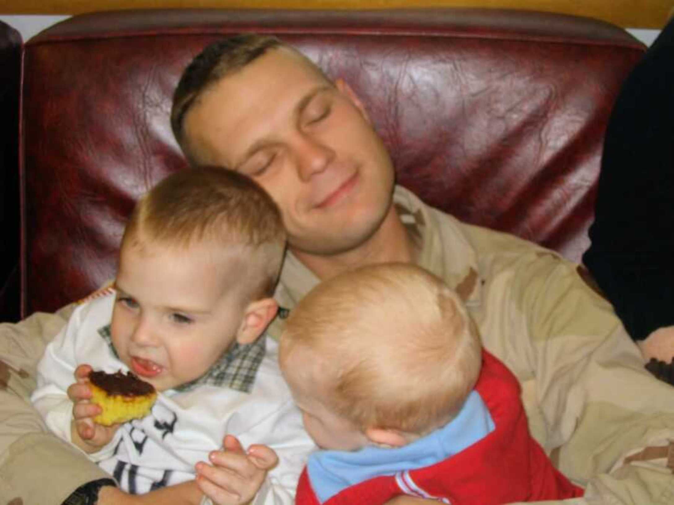 military-dad-with-kids-900x675-1.jpg