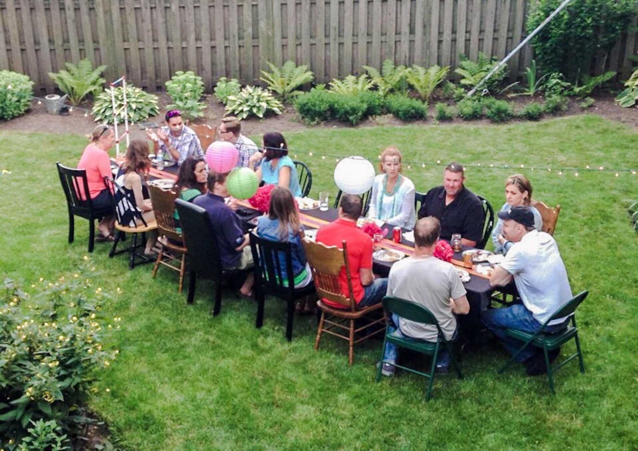 millennials-eating-together_t20_K6d6k3.jpg