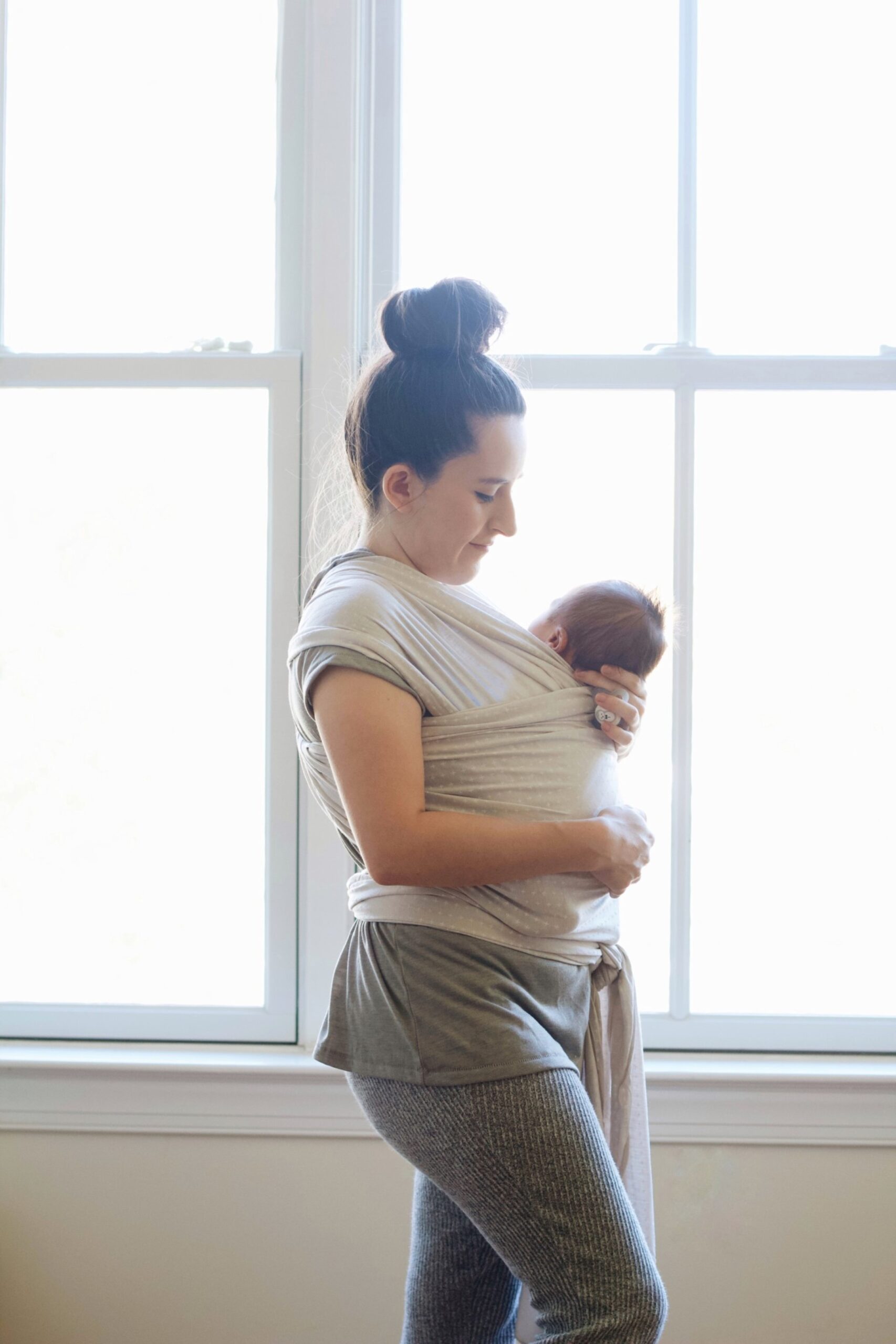 mom-baby-wearing-newborn-minimal-photo_t20_KyEzjV.jpg