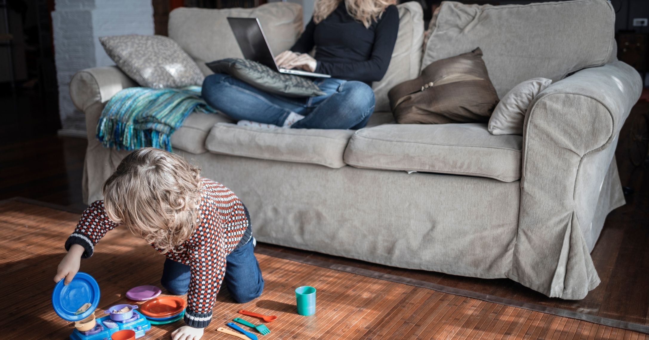 mom_working_kid_playing.jpg