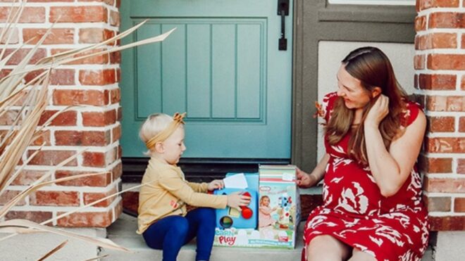 nora-and-mommy-mailbox