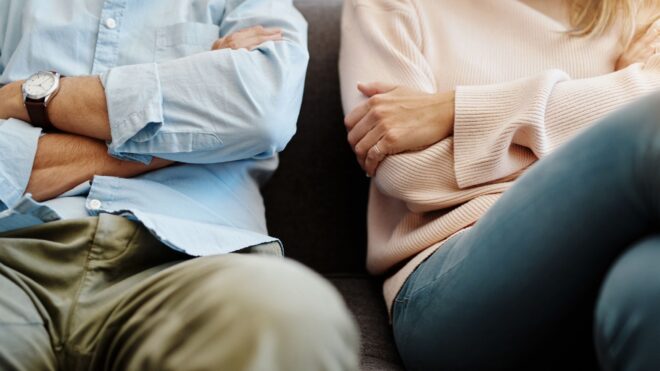 parents-divorce-arms-crossed