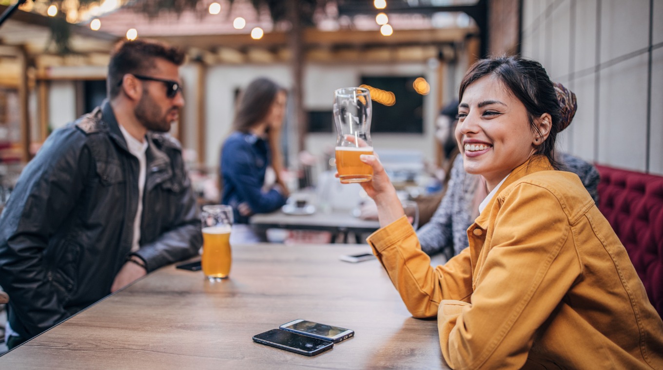 people-drinking-beer-in-a-pub-garden-picture-id1154776198.jpg