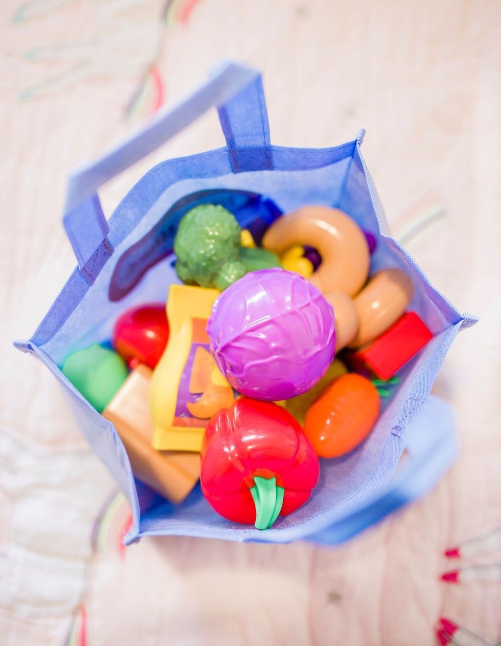 Little Tikes shopping bag with toy fruits and vegetables