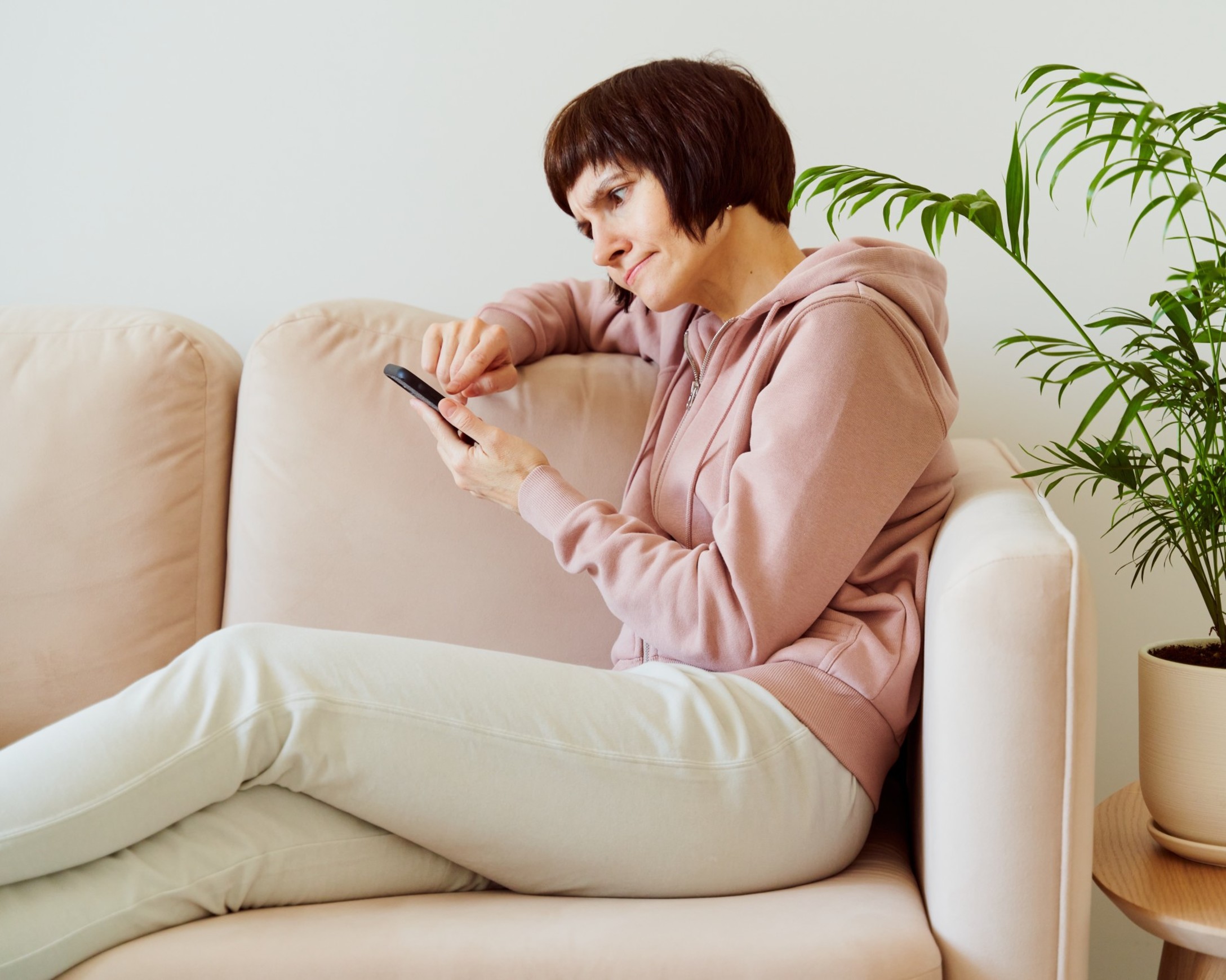 portrait-of-mature-woman-looking-on-mobile-phone-with-surprise-and-alarm-confusion-and-frown-middle_t20_LlWL1n.jpg