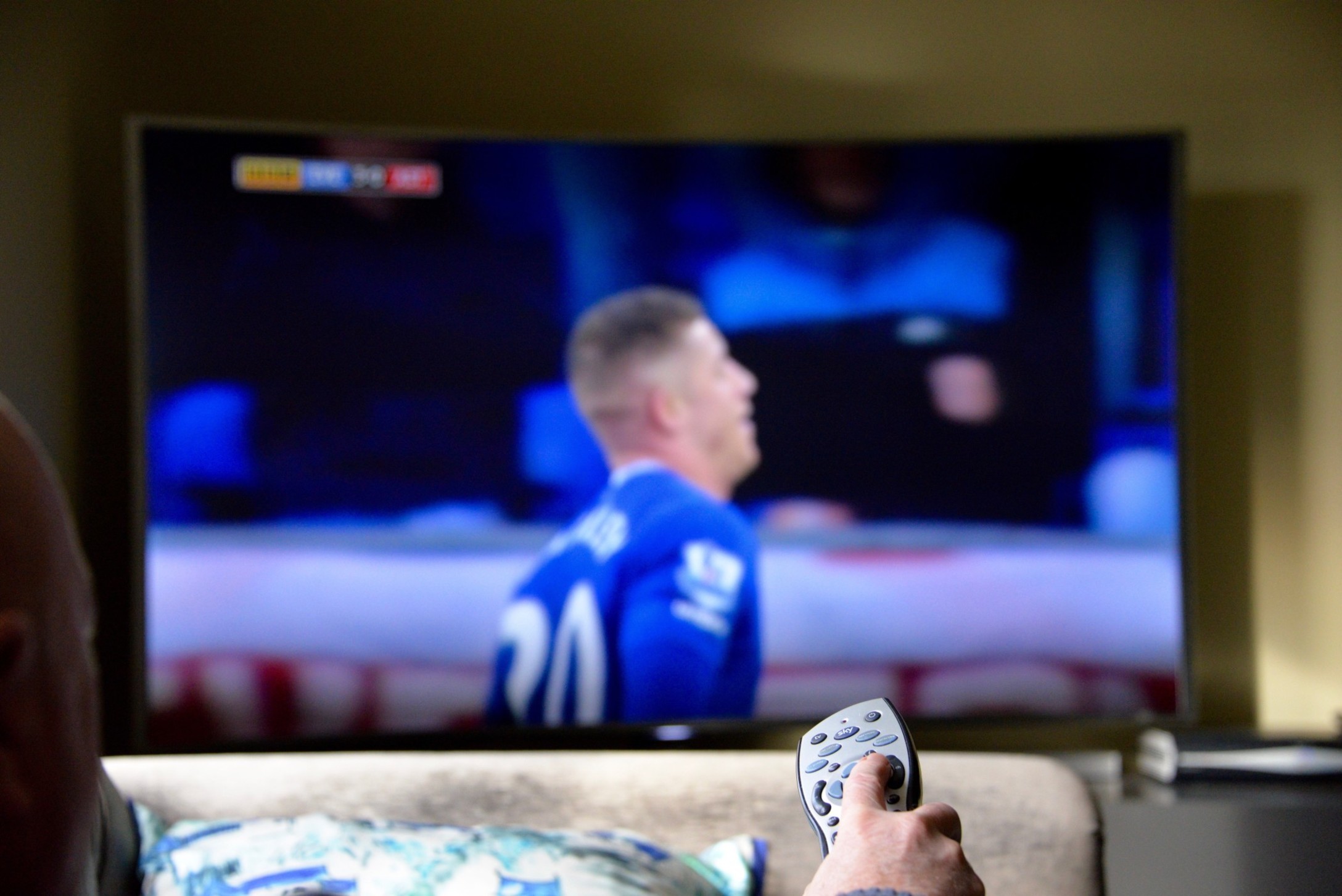 portrait-people-remote-adult-technology-remote-control-soccer-man-television-television-tv_t20_bkZZ0g.jpg