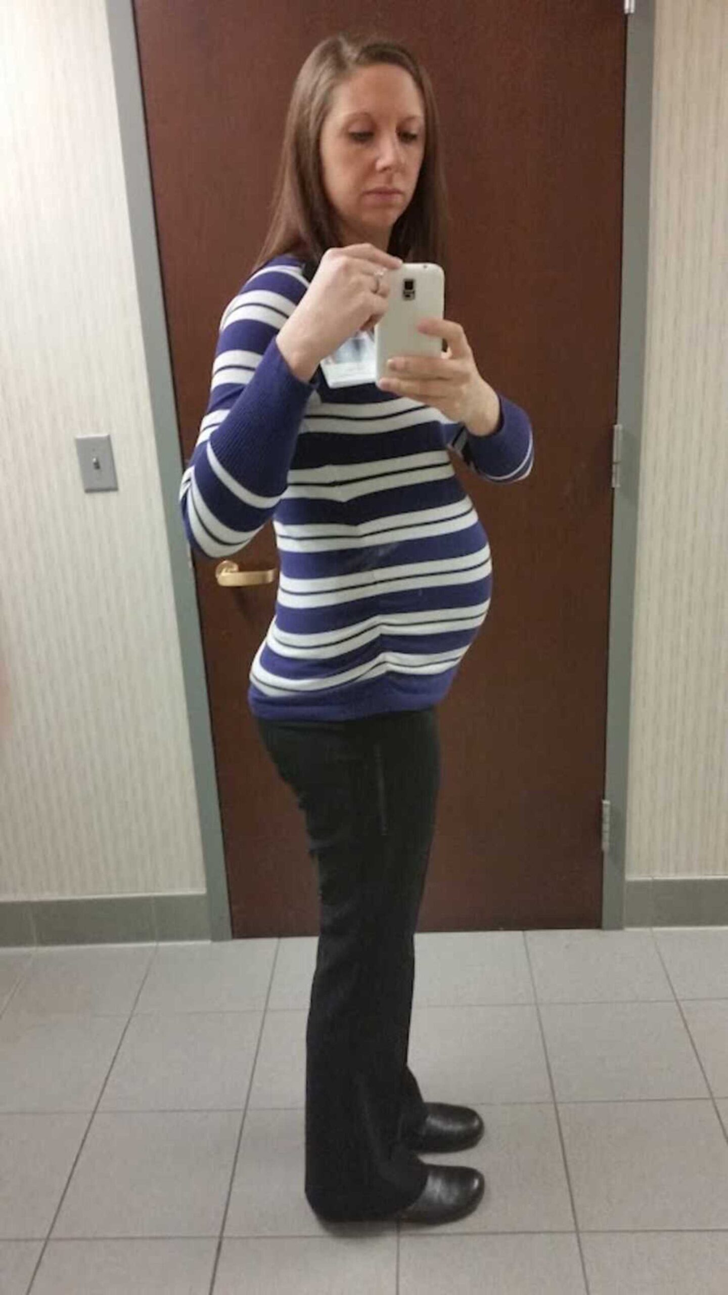 pregnant-mom-mirror-selfie-900x1600-1.jpg