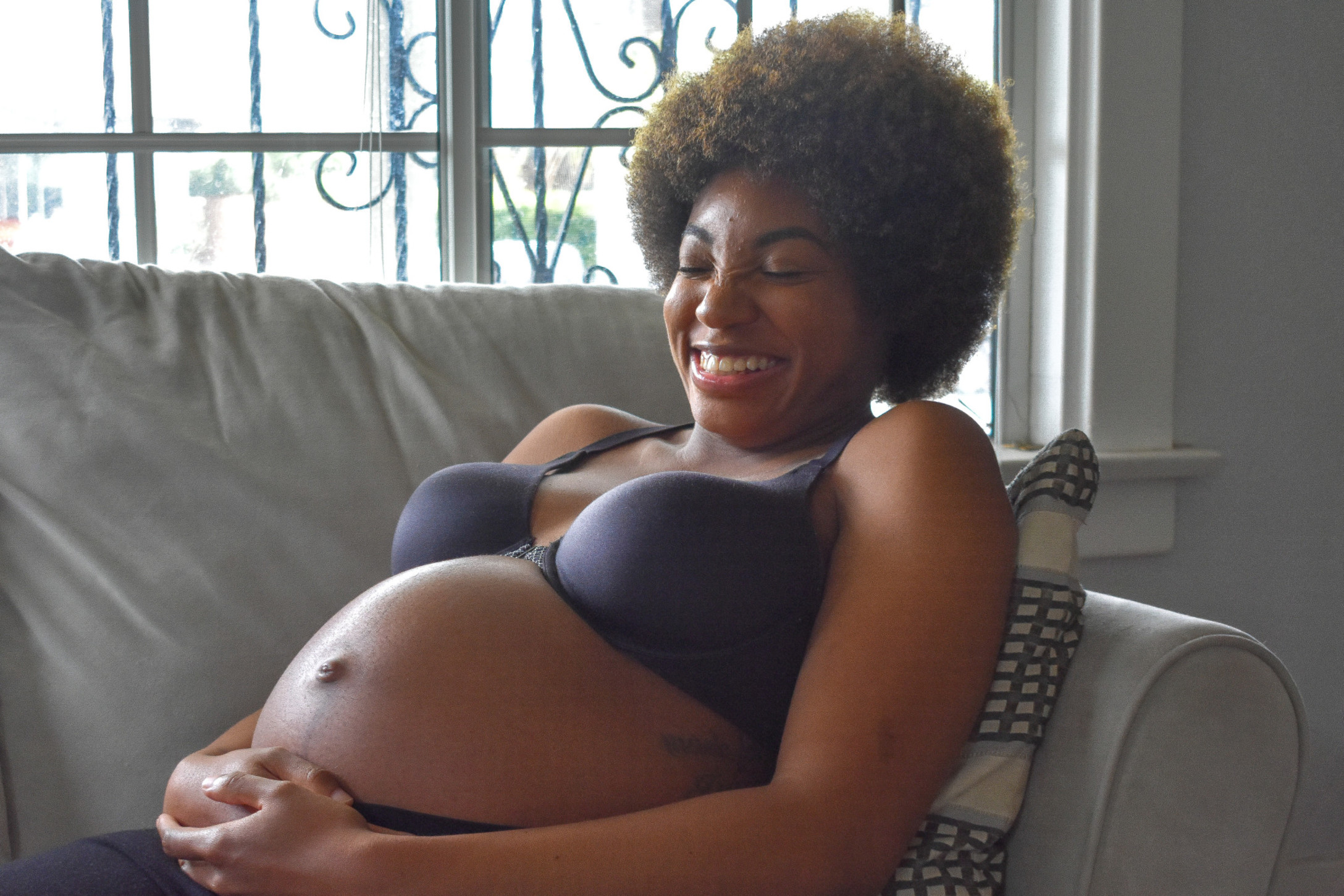 pregnant-woman-laughing_t20_drVxel.jpg