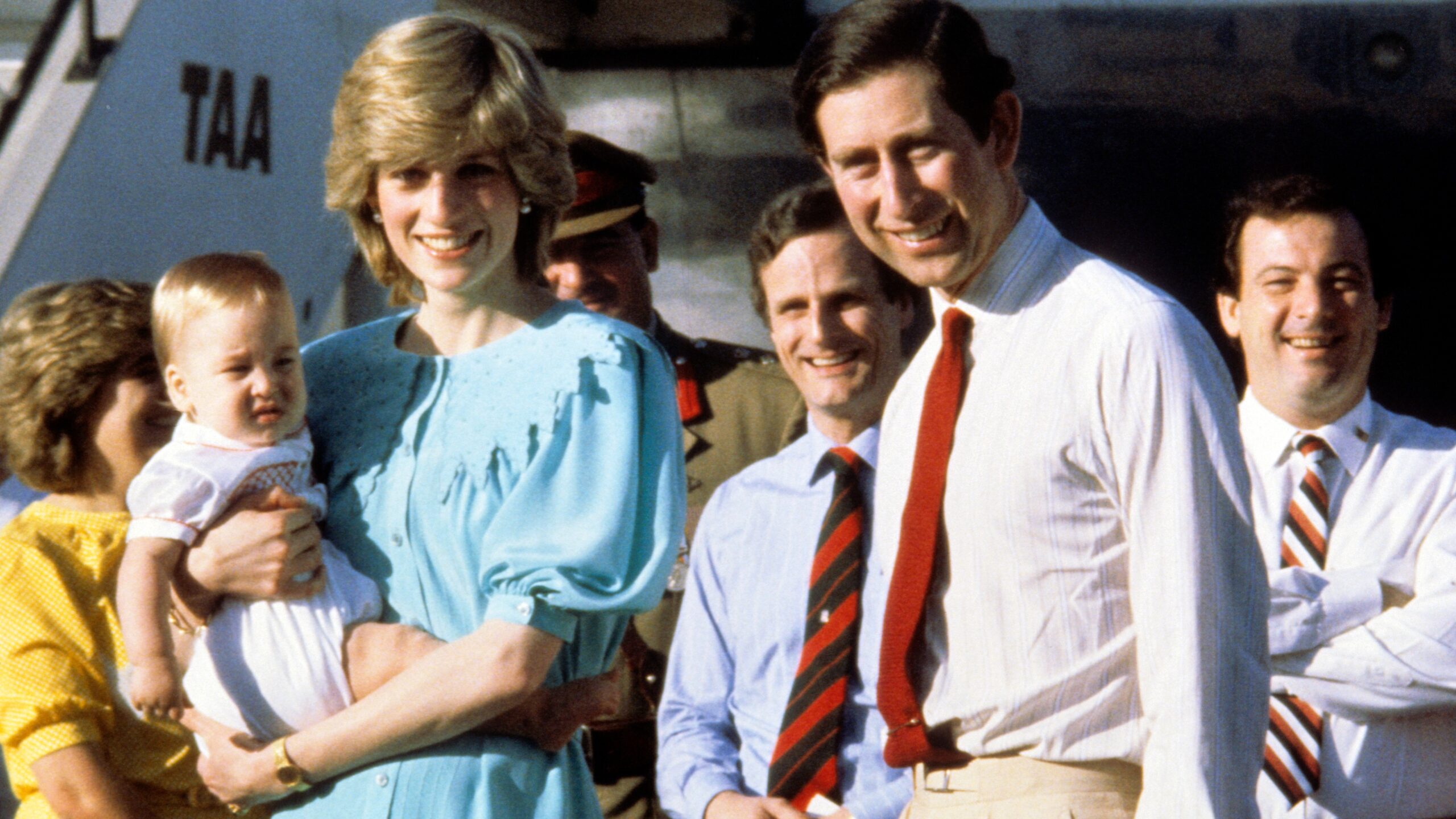 princess_diana_carrying_prince_william_australia_tour.jpg