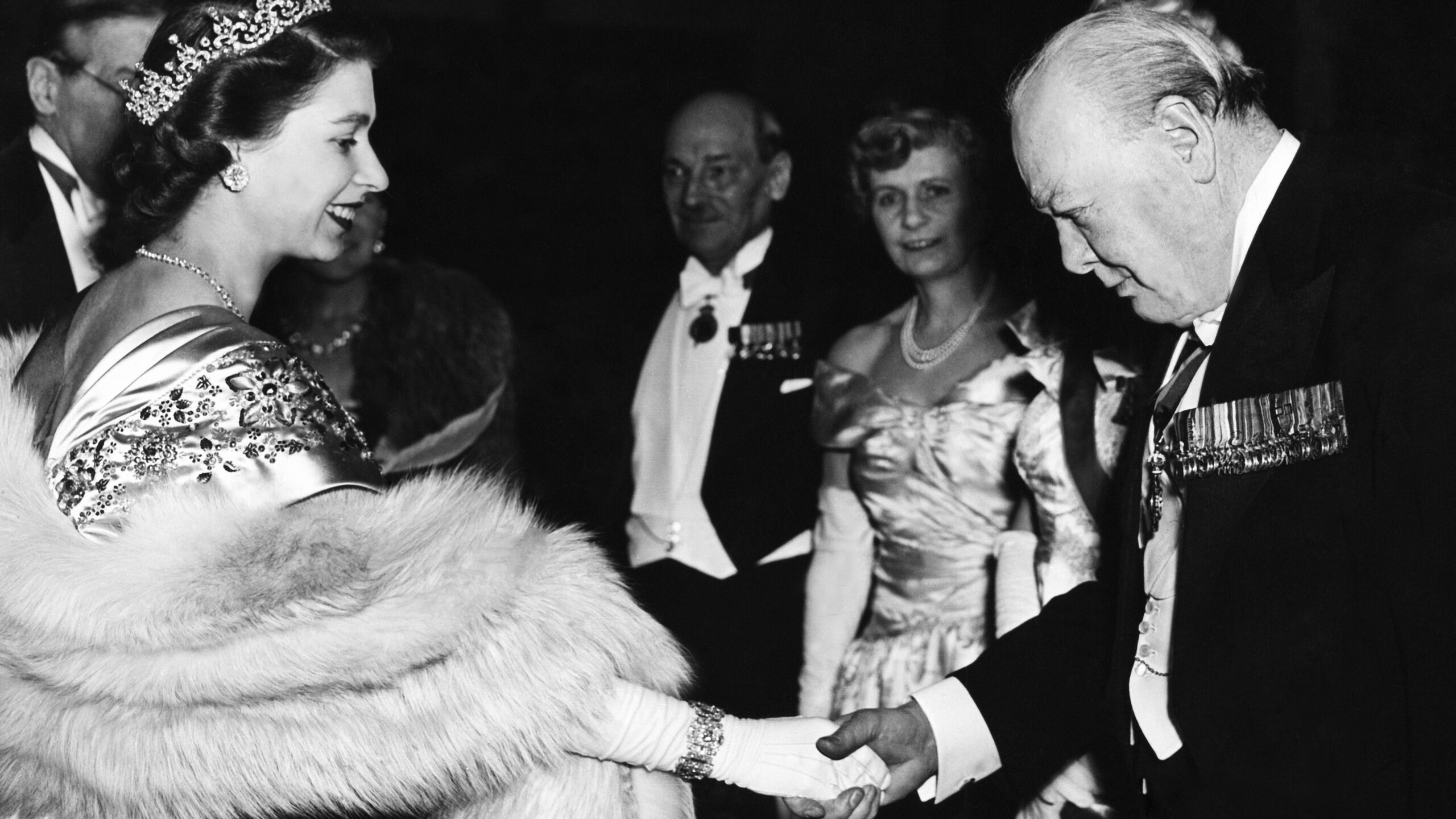 queen_elizabeth_shaking_hands_winston_churchill.jpg