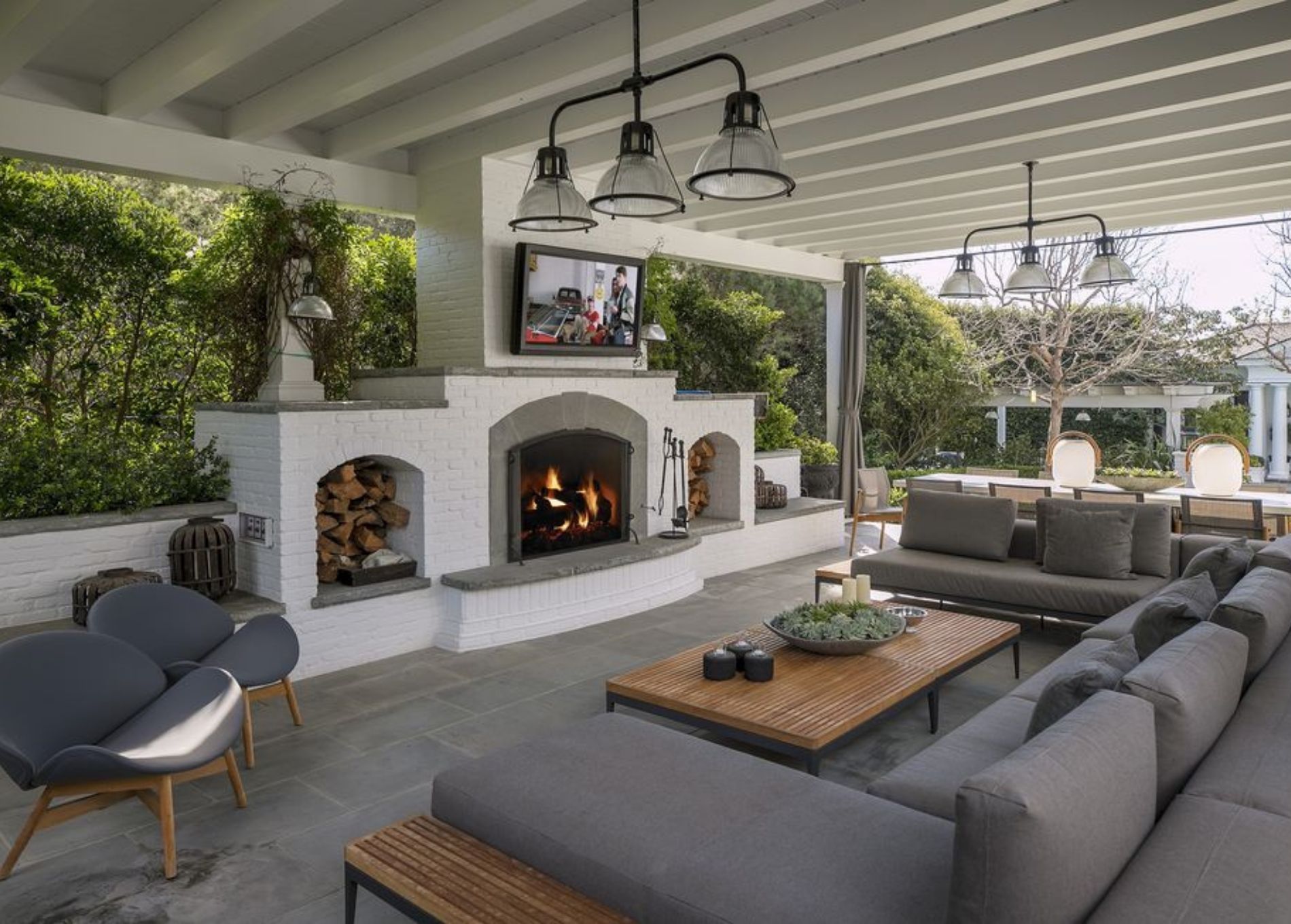 rob_lowe_home_outside_livingroom.jpg