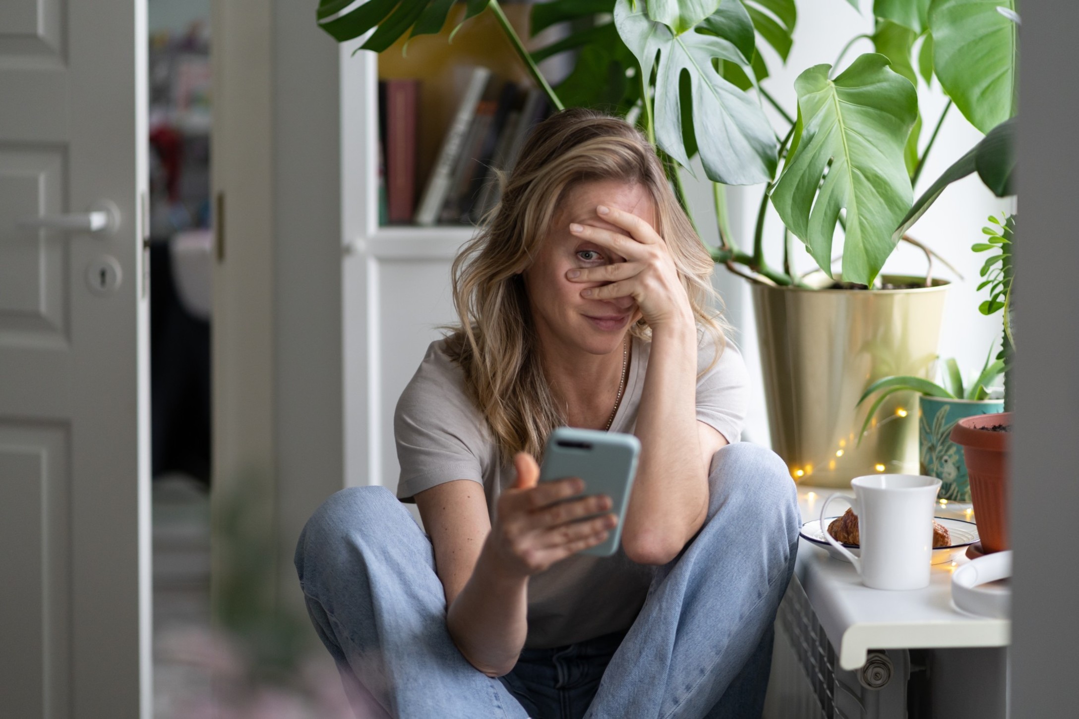 shy-woman-using-mobile-smart-phone-talking-in-video-chat-with-friend-chatting-in-social-networks_t20_drAgLR.jpg