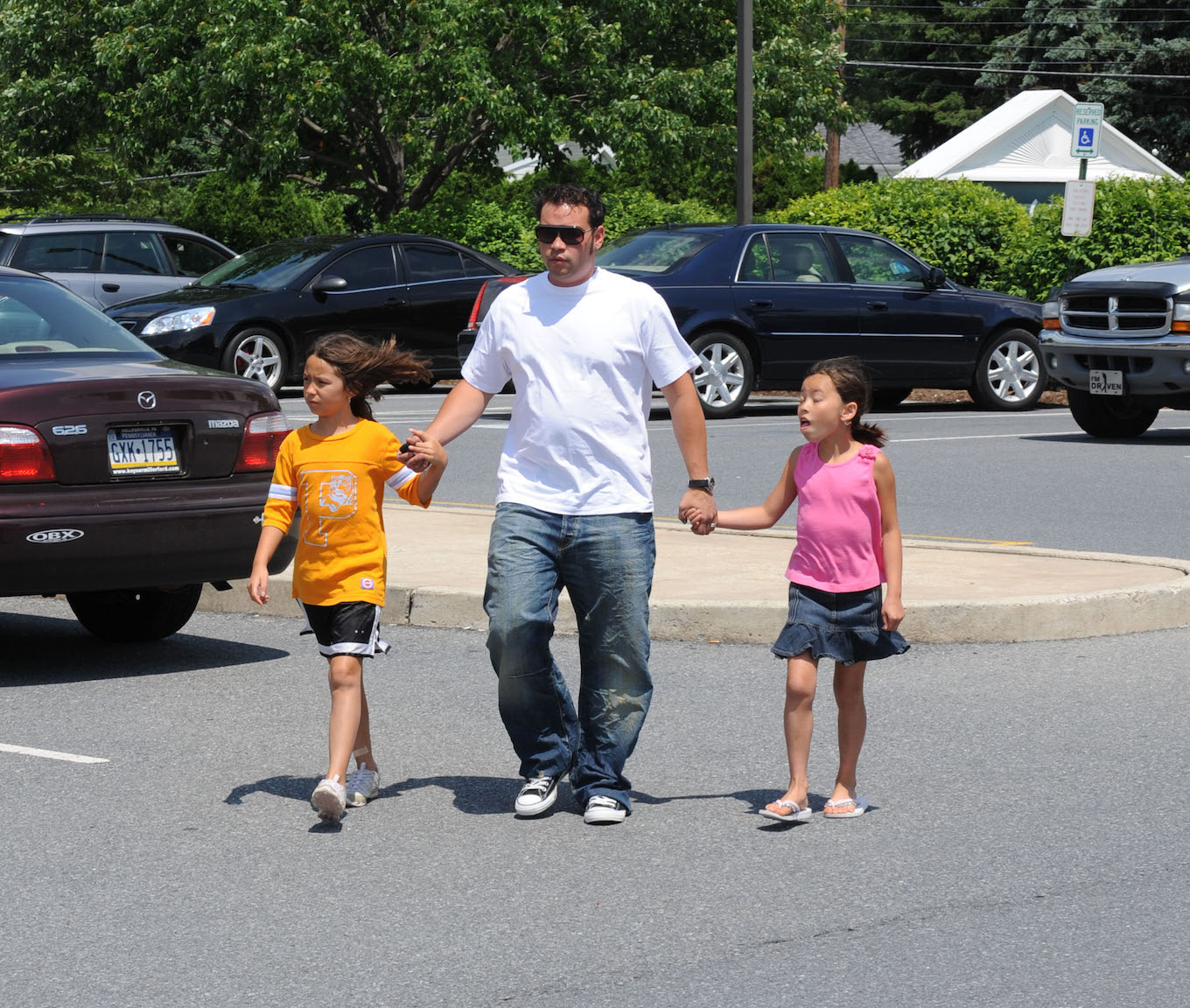 Jon Gosselin takes twins Cara and Madey to Austins Restaurant in PA
