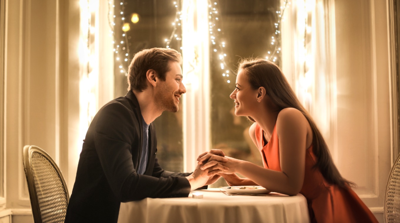 sweet-couple-having-a-romantic-dinner-picture-id860821478.jpg