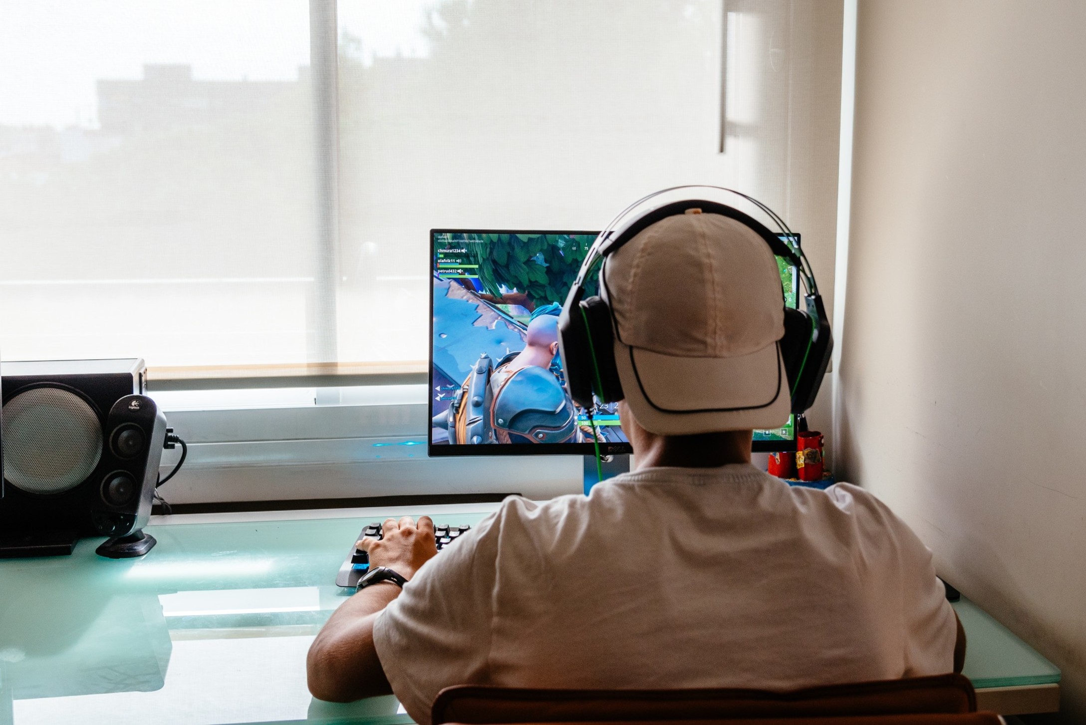 teenager-playing-fortnite-video-game-on-pc-domestic-fortnite-headphones-lifestyles-pc-addiction_t20_6mpN92.jpg