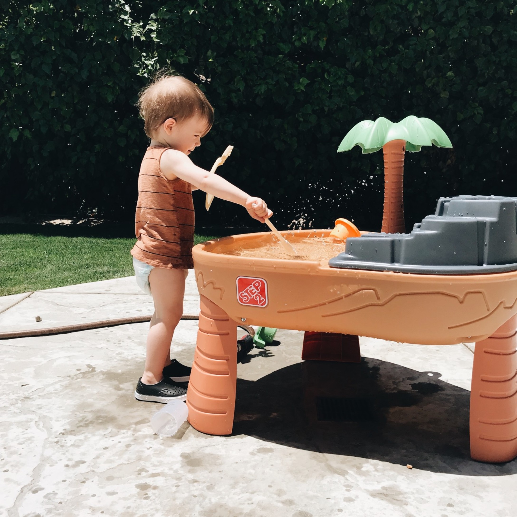 toddler-playing-with-water-outside_t20_zWXwQQ.jpg