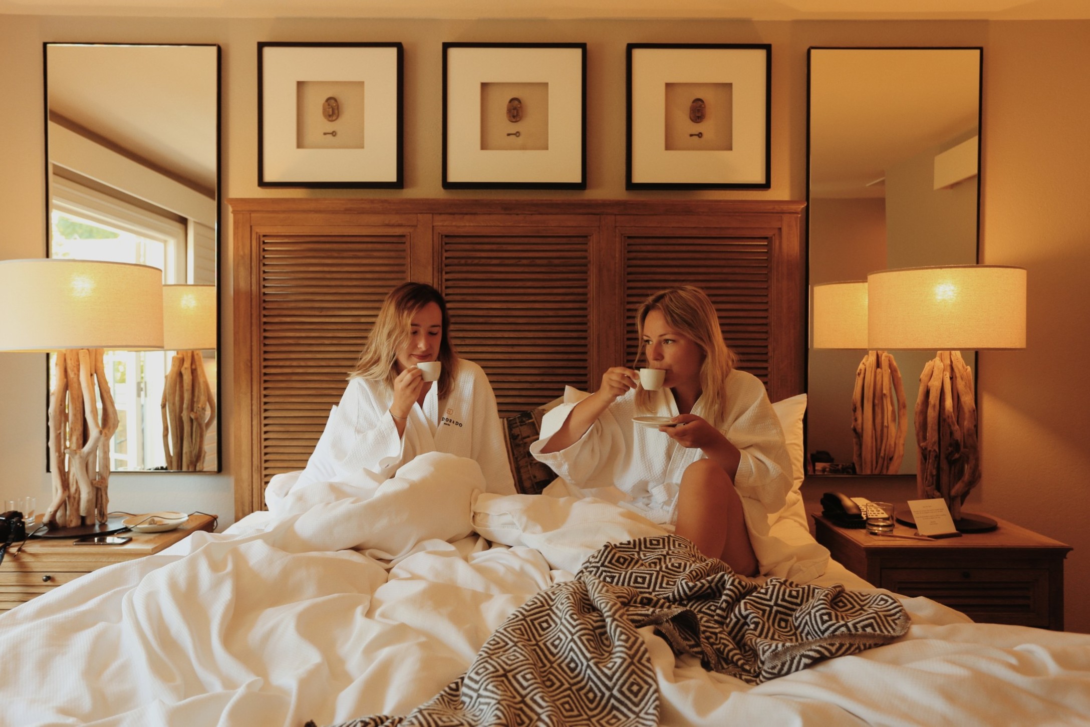 two-girls-sipping-coffee-in-the-morning-in-their-hotel-room_t20_6lNBxL-2.jpg