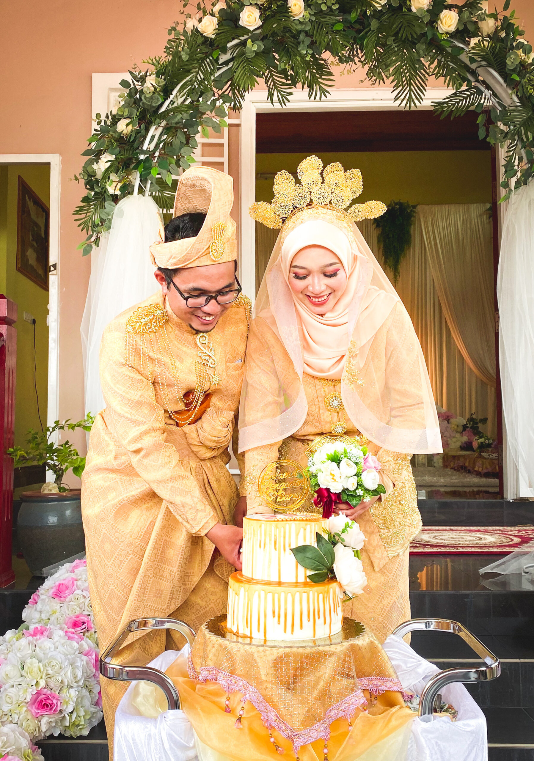 wedding-traditional-malay-love-bride-people-dress-marriage-celebration-malaysia-beautiful-culture_t20_lLzJk8.jpg