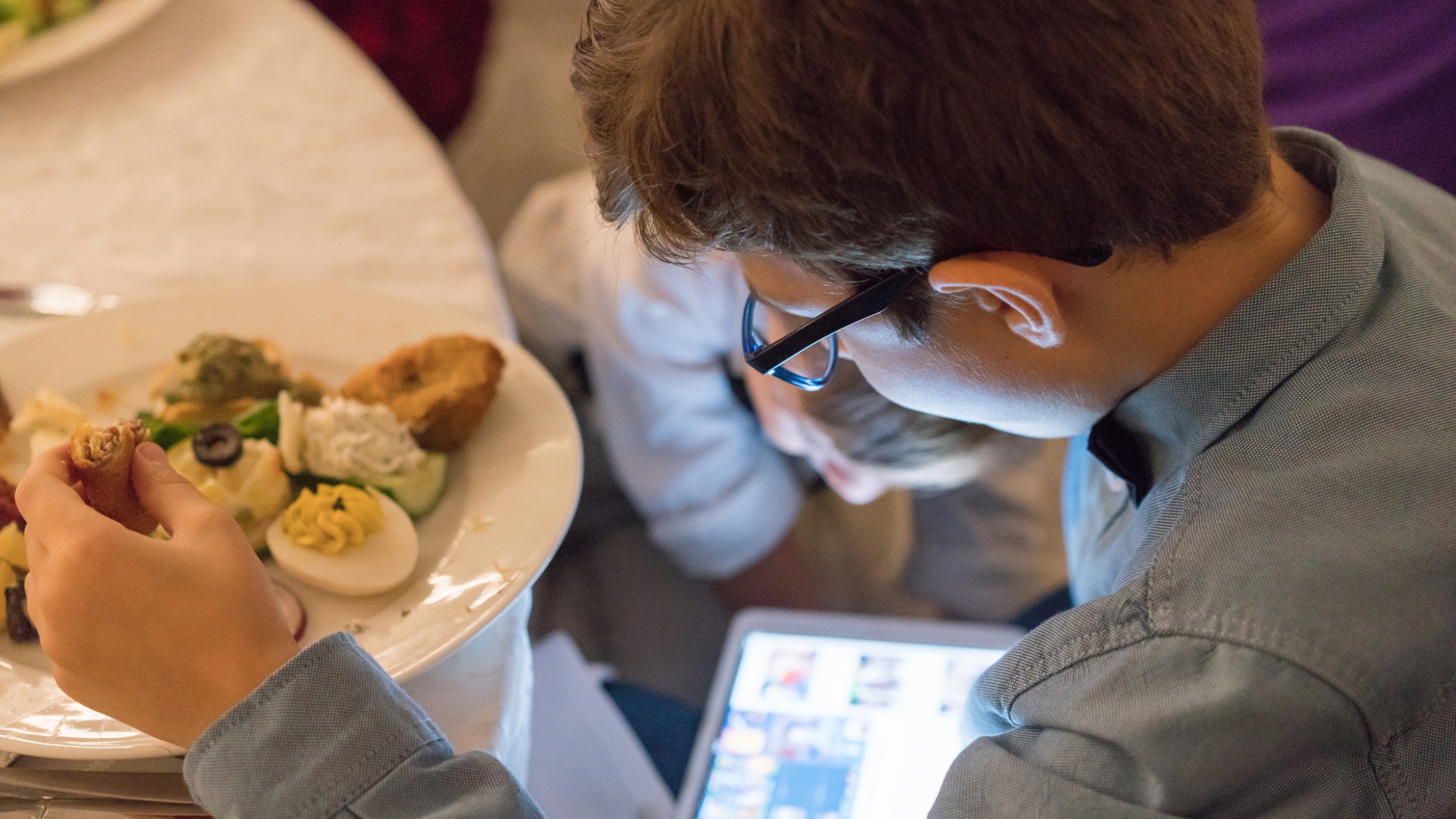 Distracting screens during wedding