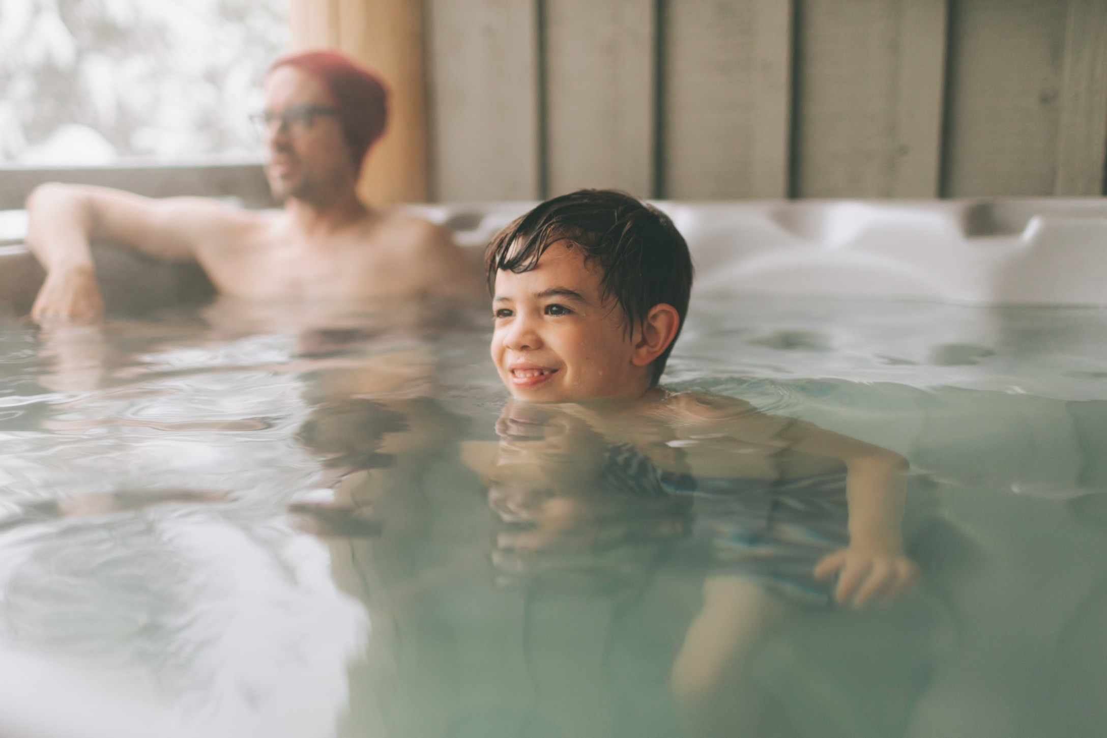 winter-hotel-child-vacation-boy-relax-happy-hot-tub_t20_8O3EBa.jpg