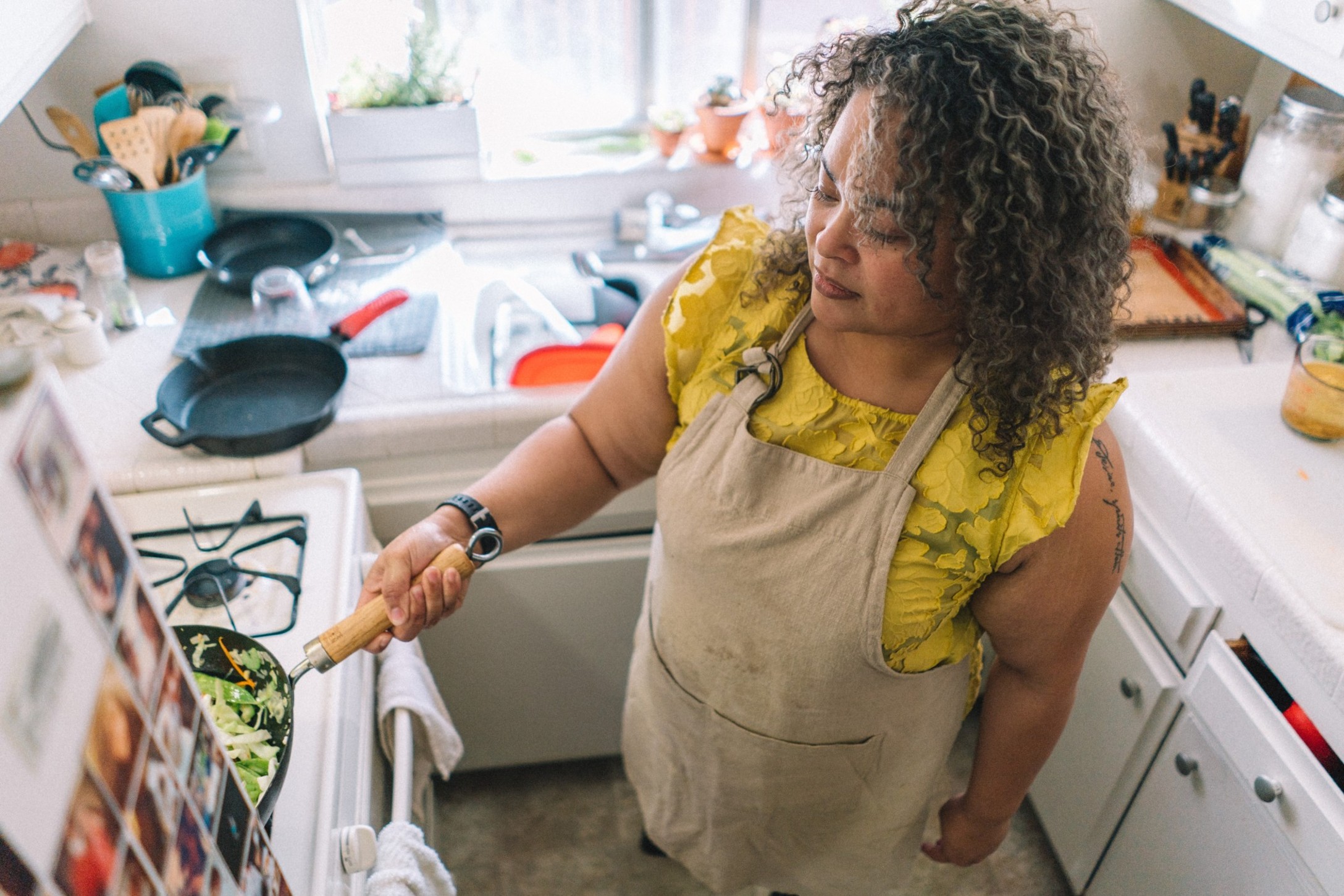 woman-cooking-in-a-small-bright-cute-kitchen_t20_yw99O0.jpg