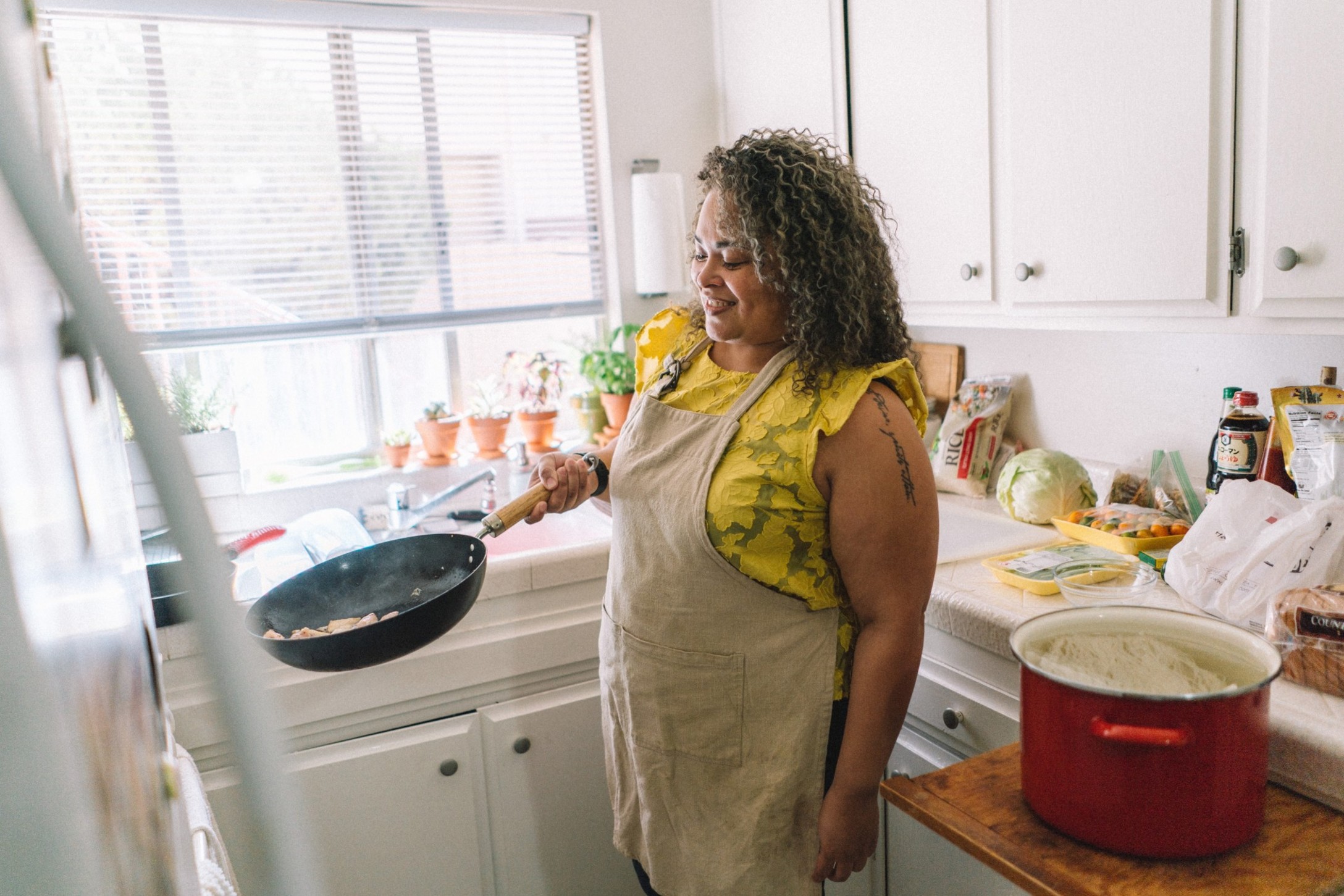 woman-cooking-in-small-kitchen-and-smiling-tossing-the-pan_t20_GgAAlY.jpg