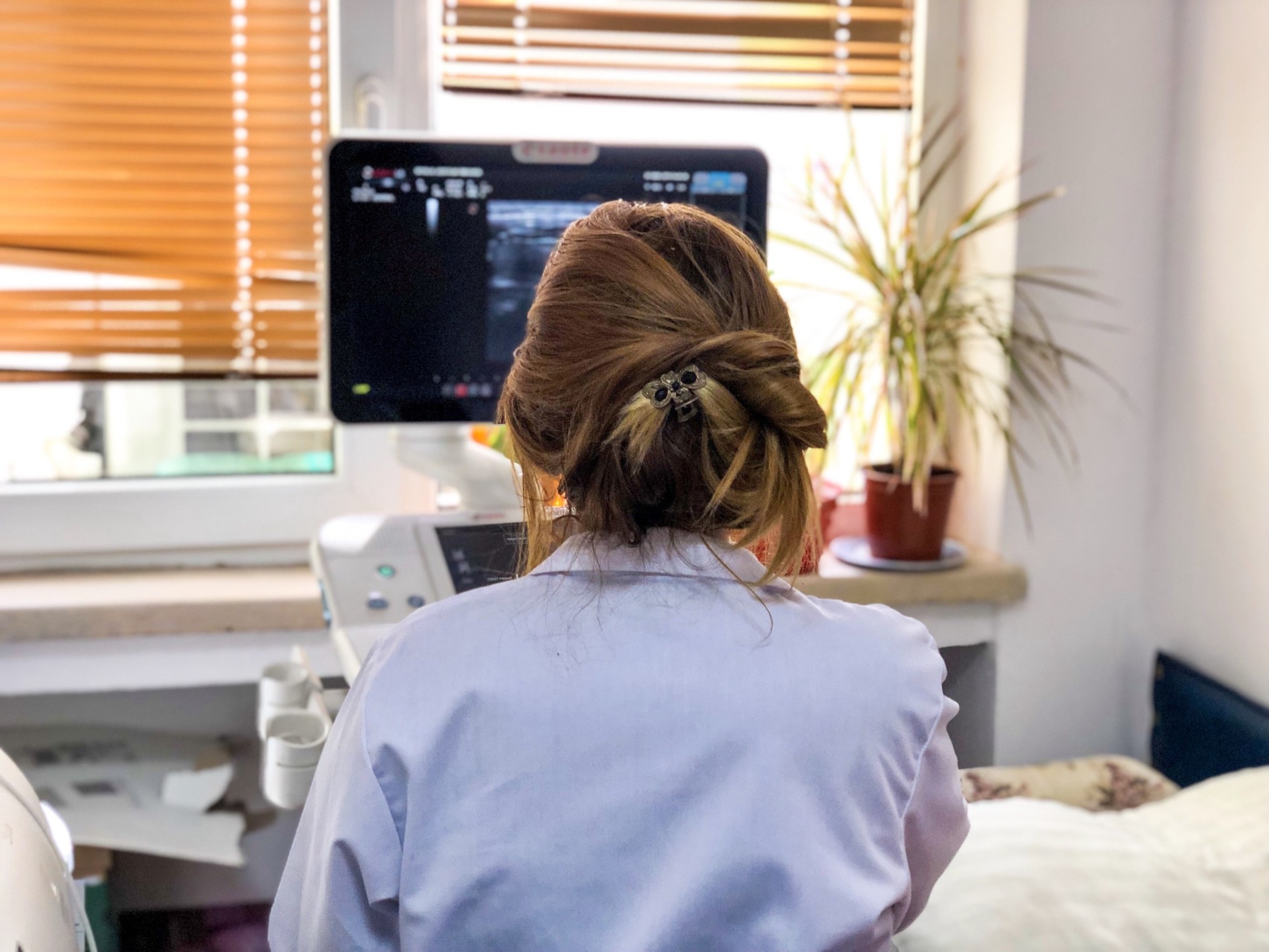 woman-doctor-performing-ultrasound-ecography_t20_yXGba0.jpg