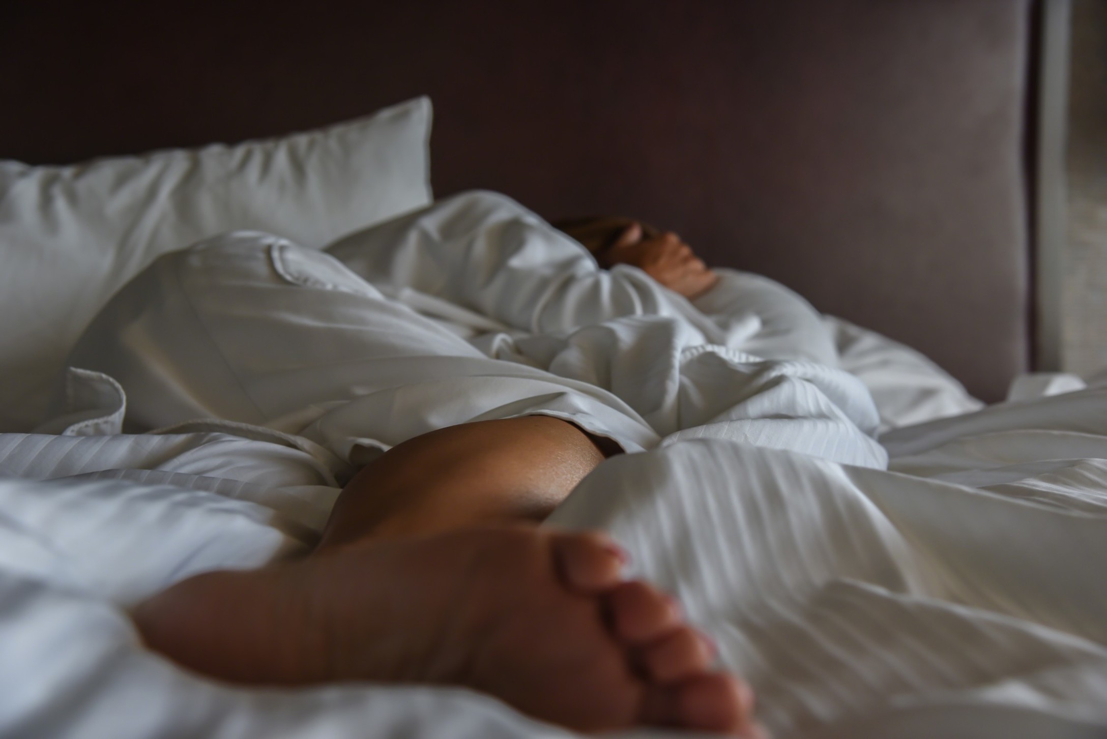 woman-laying-in-bed-with-hand-over-face-in-morning_t20_moroj3.jpg