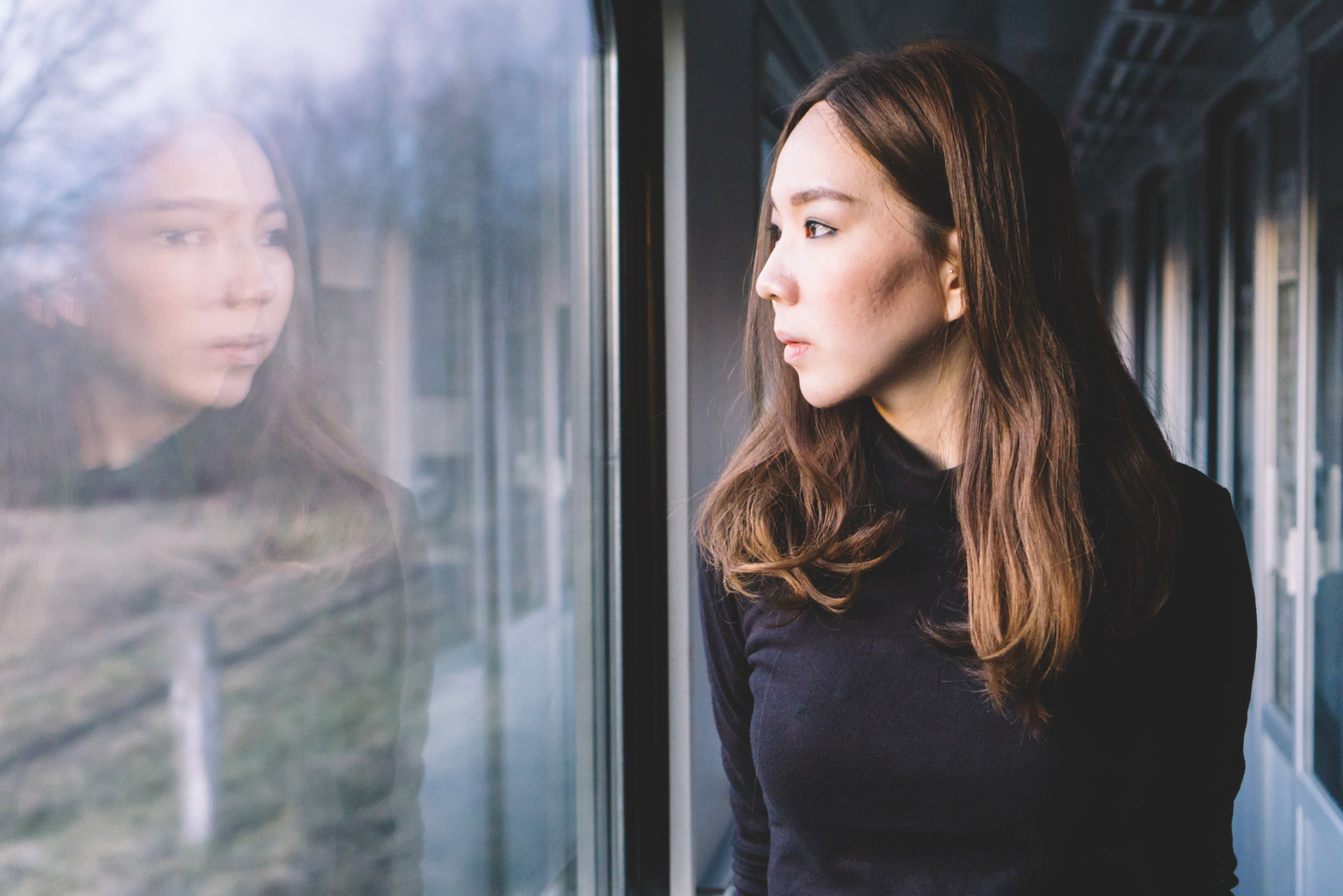 woman-looking-through-window-on-the-train_t20_oEnjY3.jpg