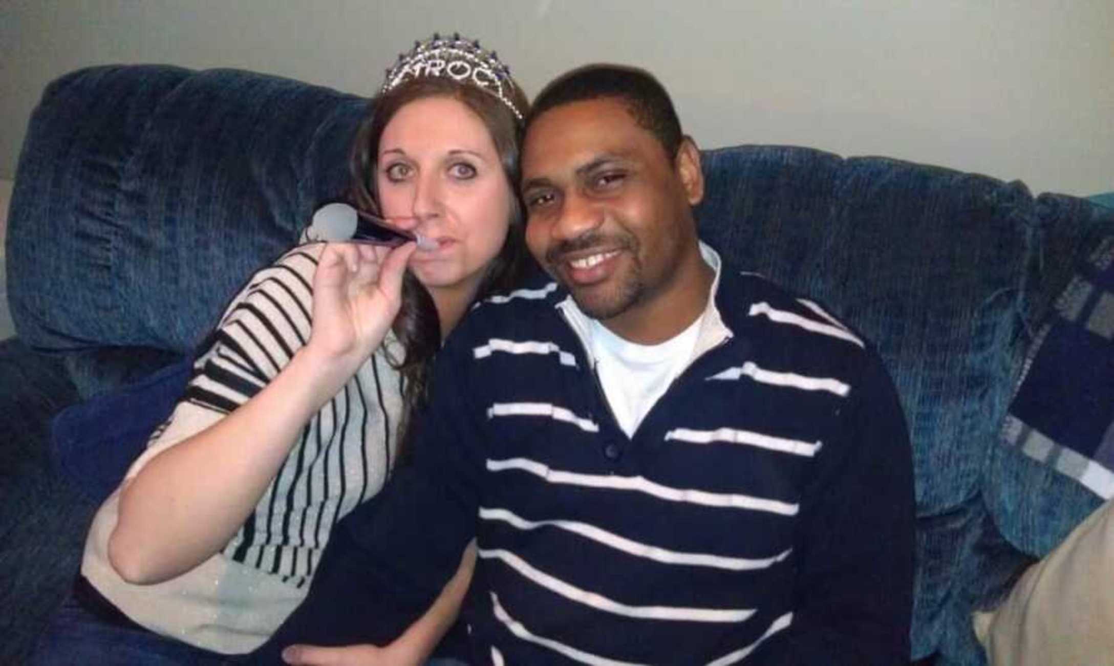 woman-on-couch-with-boyfriend-900x538-1.jpg