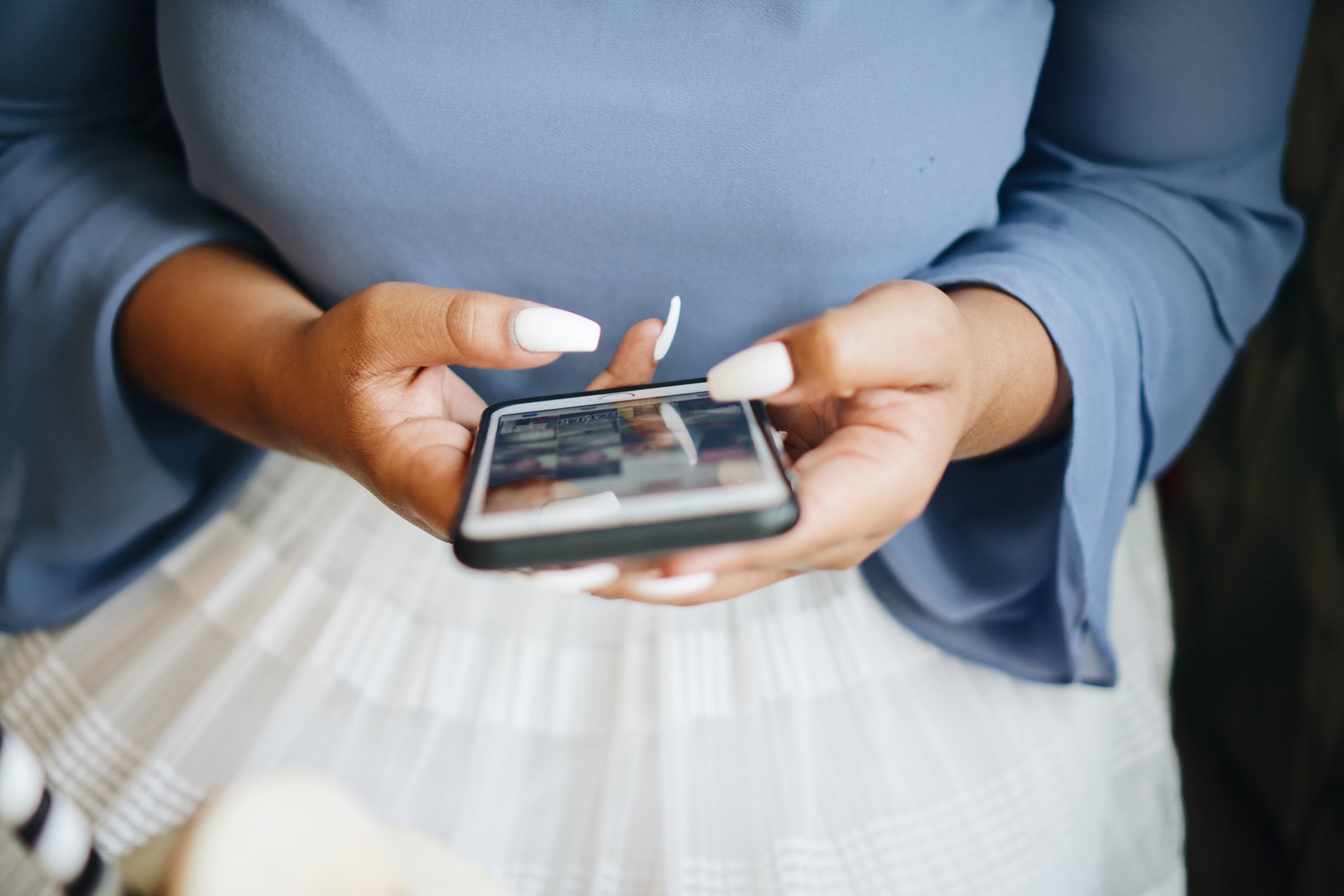 woman-using-mobile_t20_vKZx7l.jpg