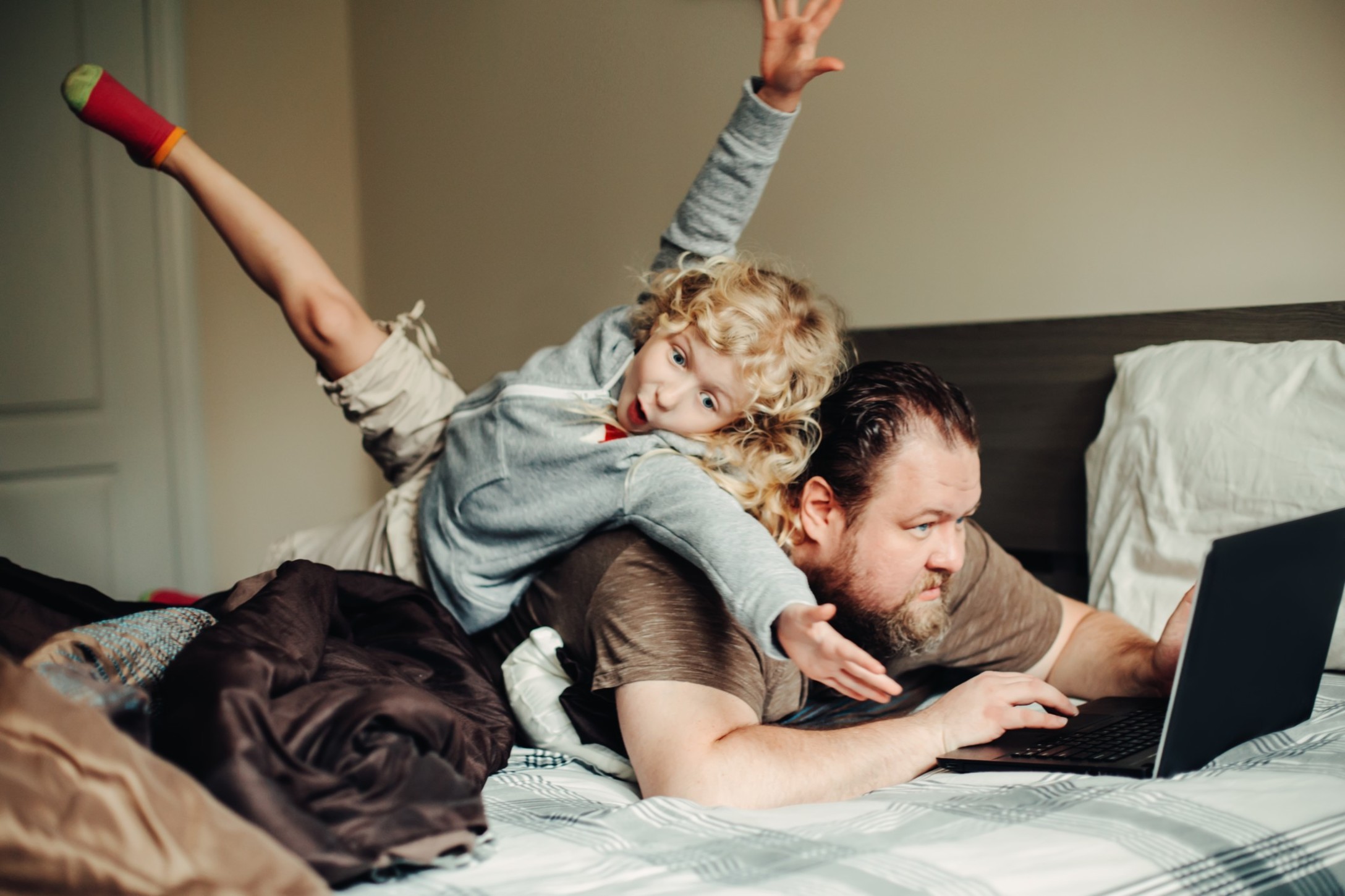 work-from-home-new-normal-home-home-office-lifestyle-work-life-balance-father-child-family-together_t20_om1rjQ.jpg