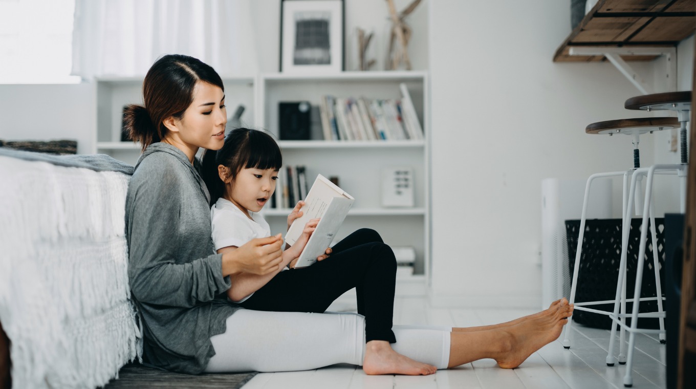 young-asian-mother-sitting-on-the-floor-in-the-bedroom-reading-book-picture-id1238999190.jpg