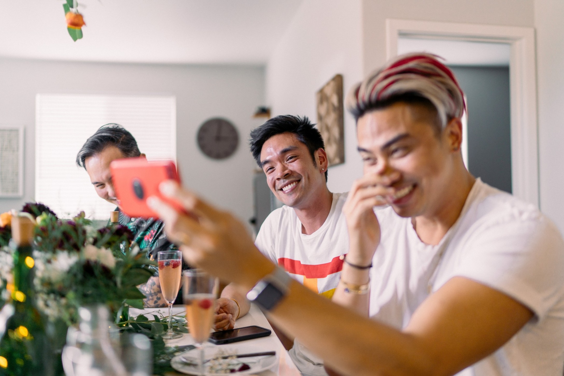 young-man-using-mobile-phone-sharing-photos-with-friends_t20_EOken8.jpg